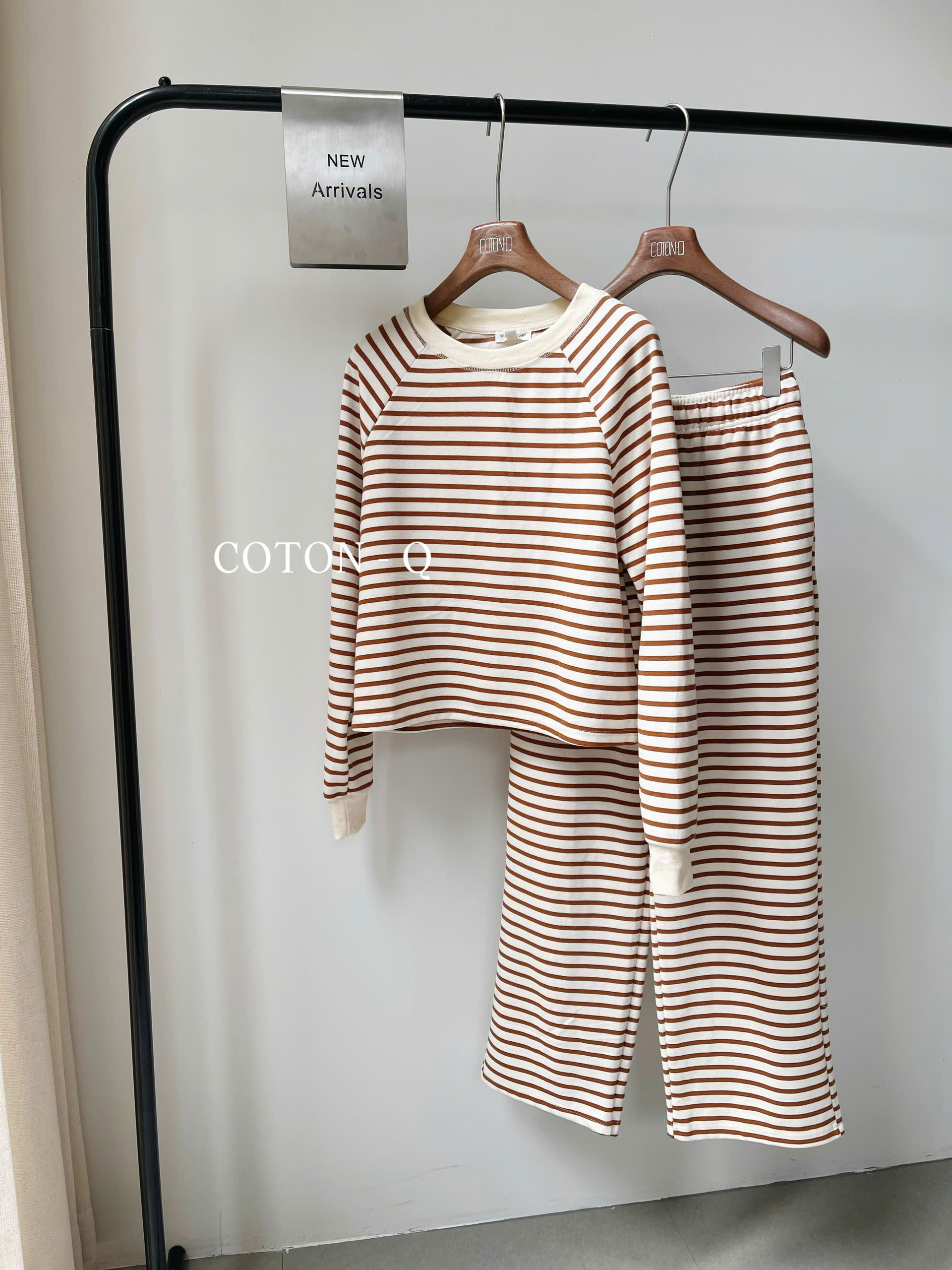 Set áo tay dài + quần phối sọc ( NÂU )_thumbnail_9