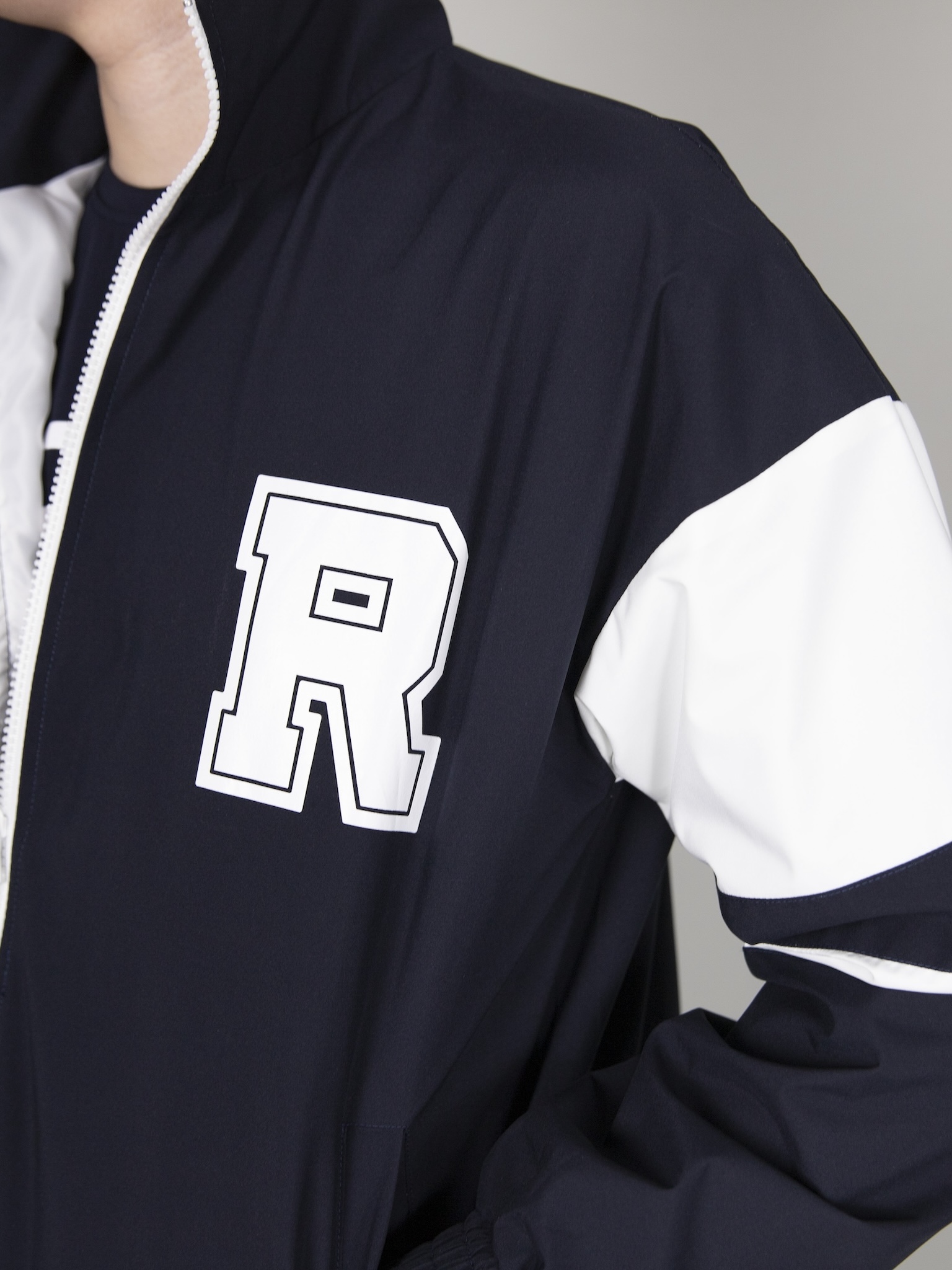 Áo khoác gió navy tay phối trắng in chữ R_thumbnail_5