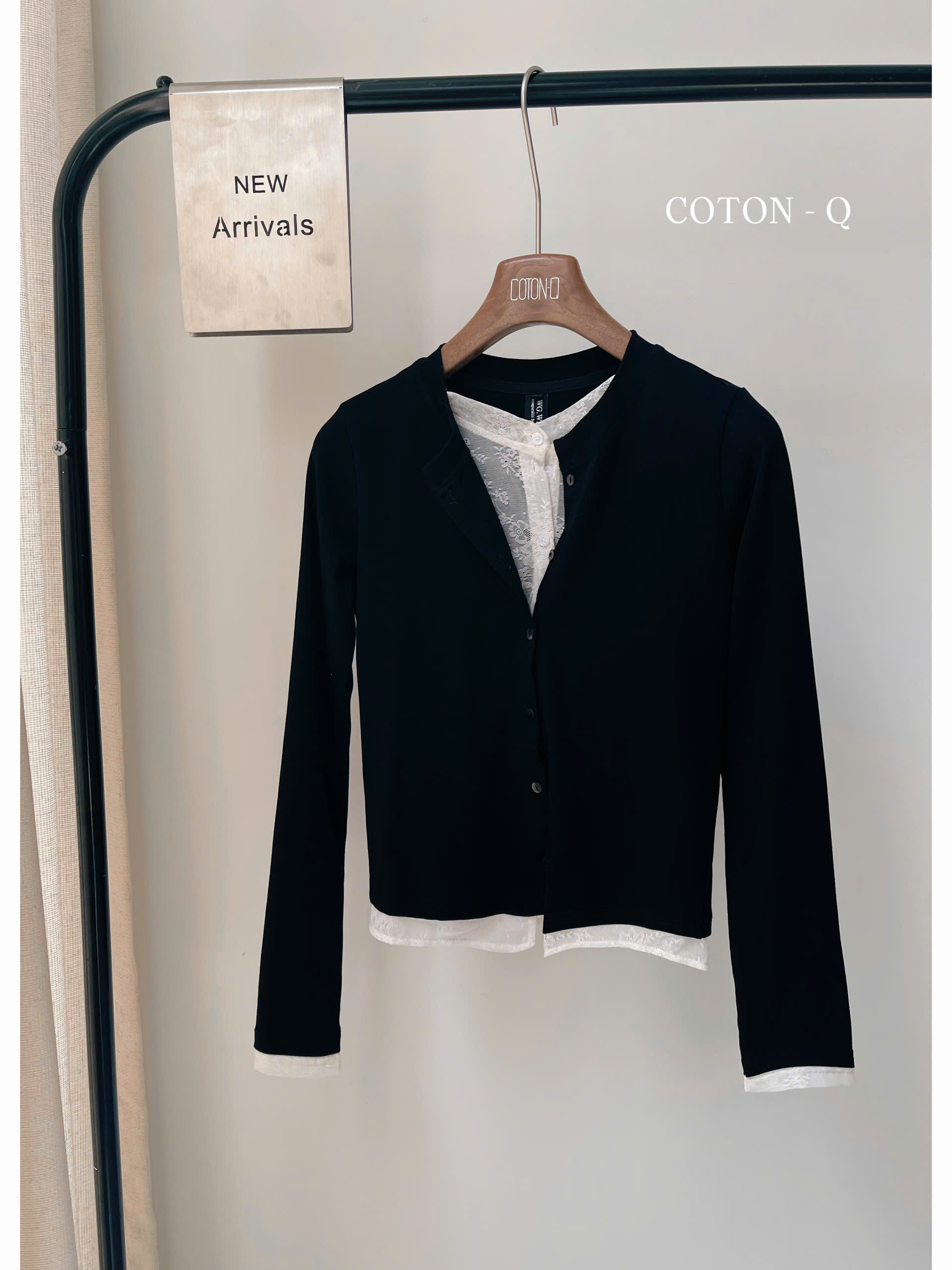 HA530 - Áo tay dài phối ren đen