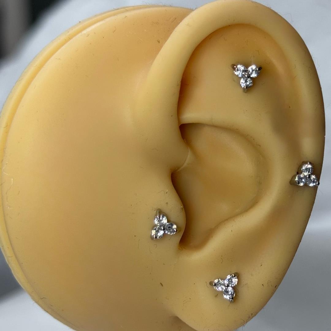 Khuyên kiểu bông hoa 3 cánh đính kim cương đít dẹt to._thumbnail_3