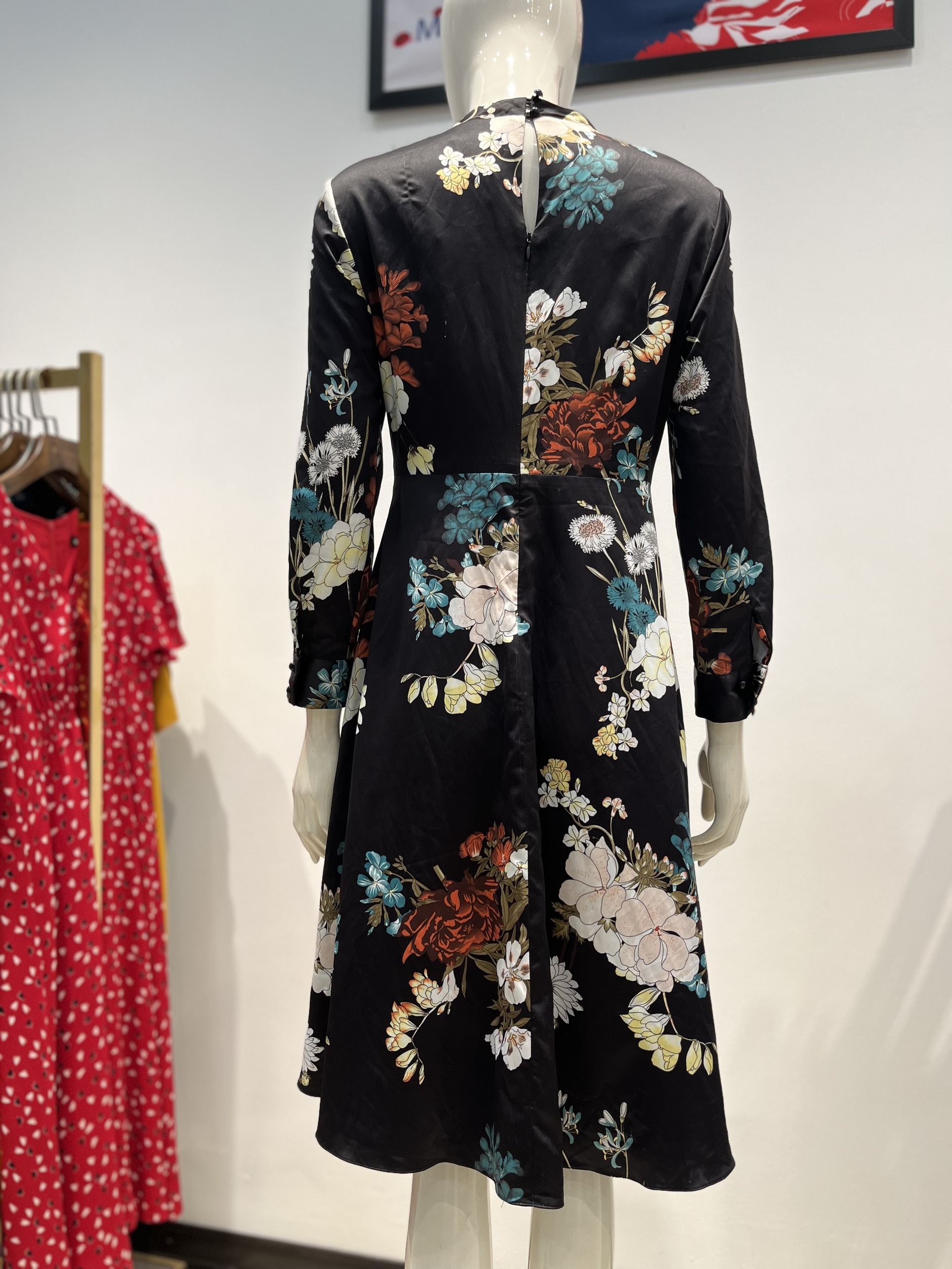 Váy lụa họa tiết thắt đai