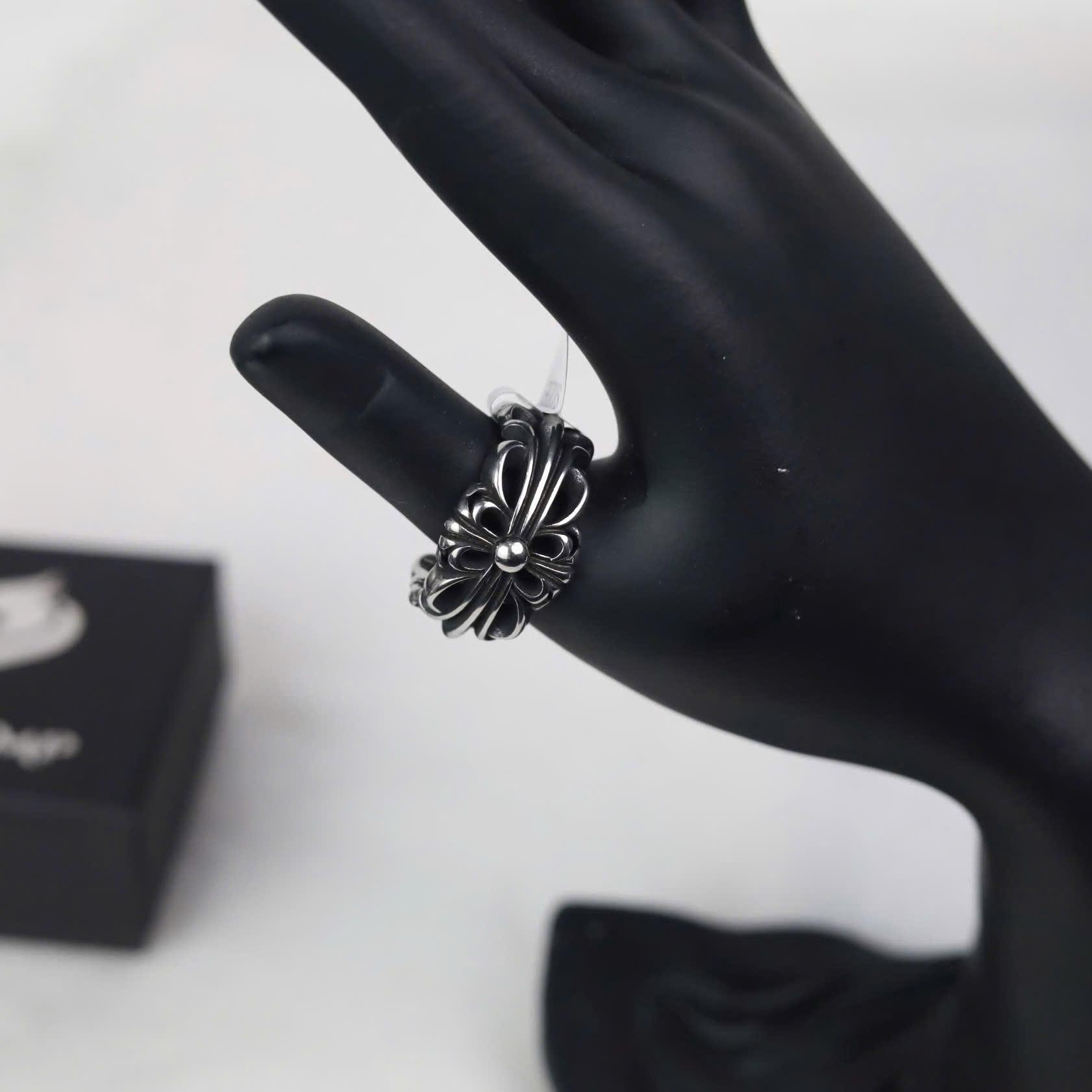 Nhẫn titan chrome heart hoa Iris khắc chữ_thumbnail_2