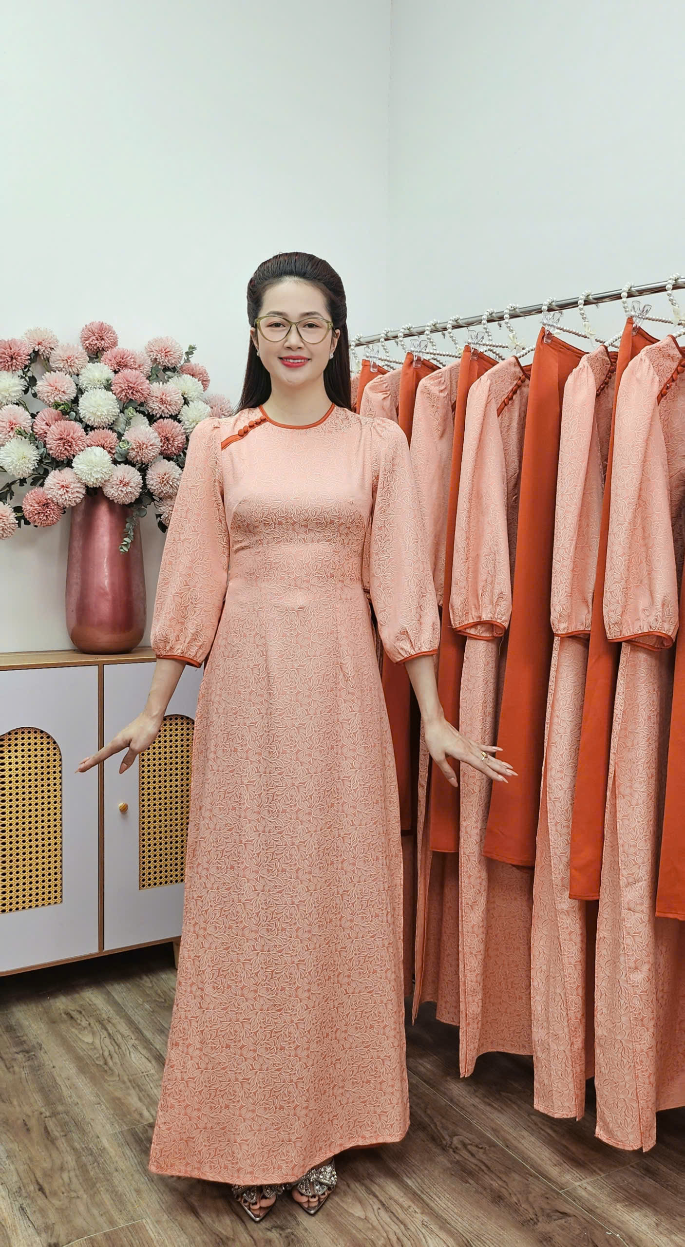 A2876 áo dài khít bồng gấm cam sữa viền nâu