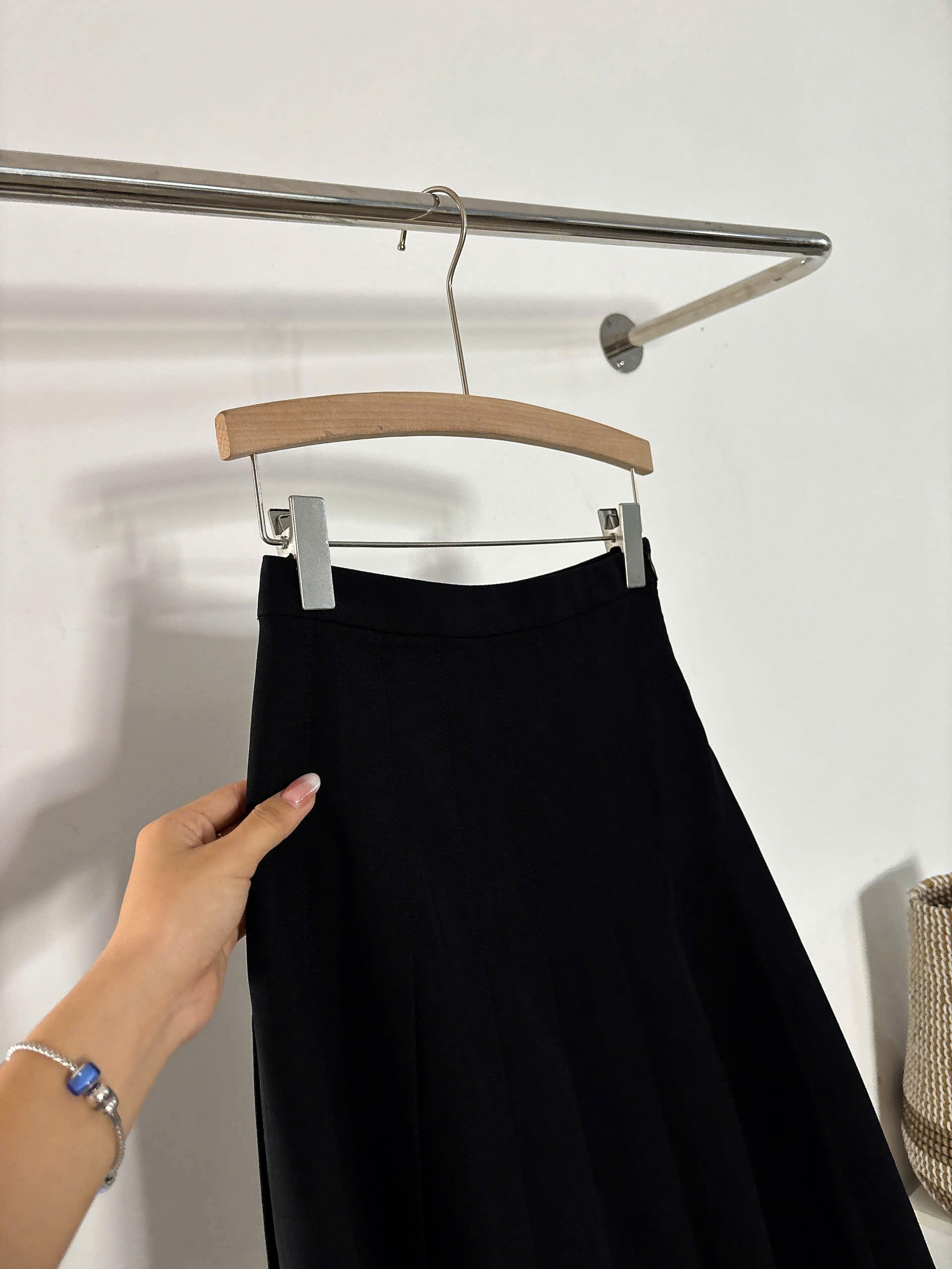 H54 CHÂN VÁY XẾP LY ĐEN_thumbnail_3