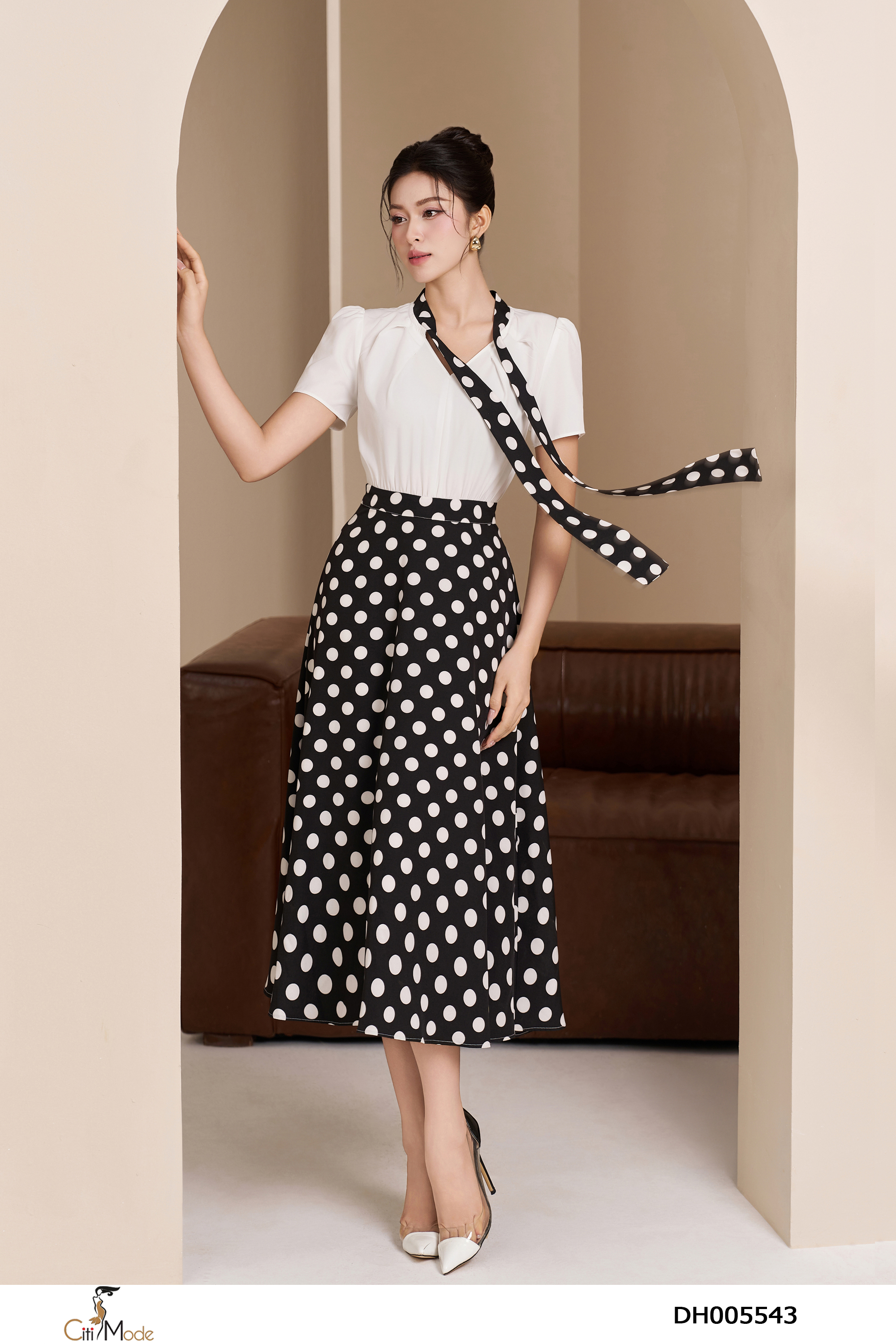 Đầm xòe chấm bị to phối trắng cổ V thắt nơ_thumbnail_2