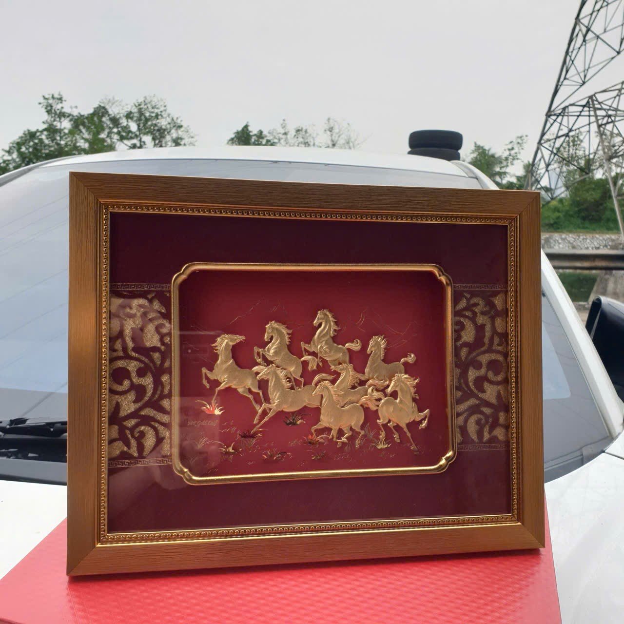 Tranh ngựa bát mã nền đỏ mạ vàng 24K KT 32X 25CM