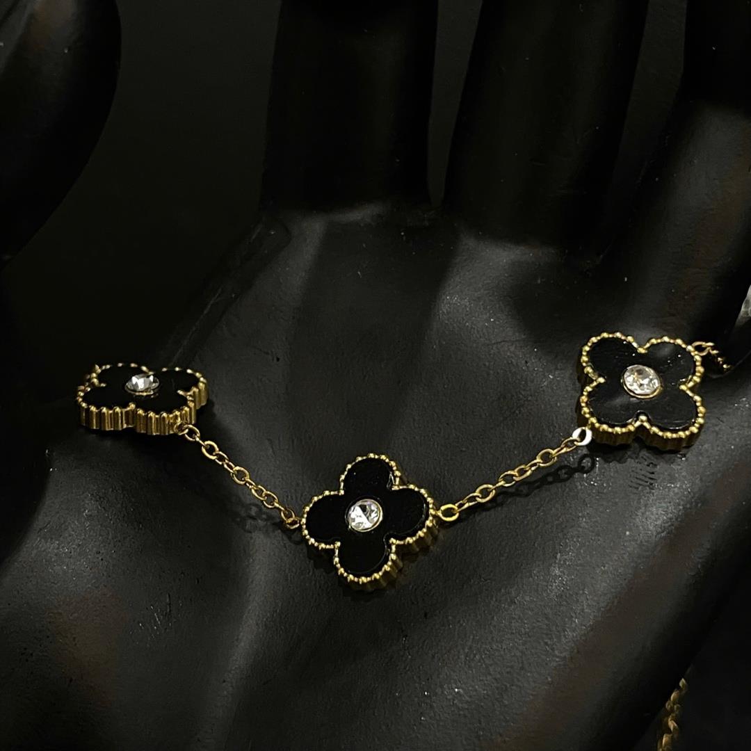 vòng tay van cleef đá đen to đính kim cương trắng viền bi vàng 