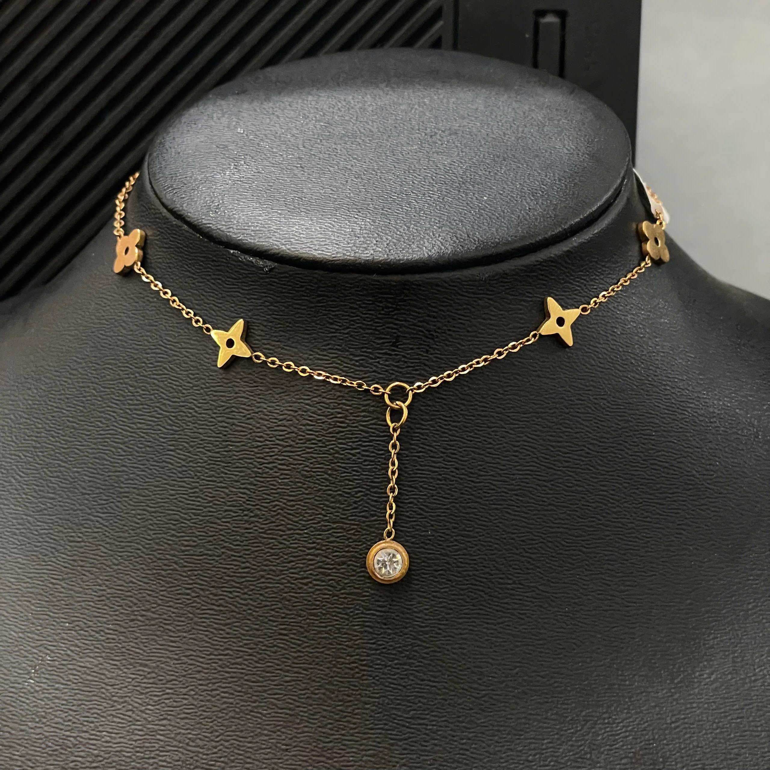 lắc chân titan sợi vàng hoa bốn cánh charm rơi kim cương.