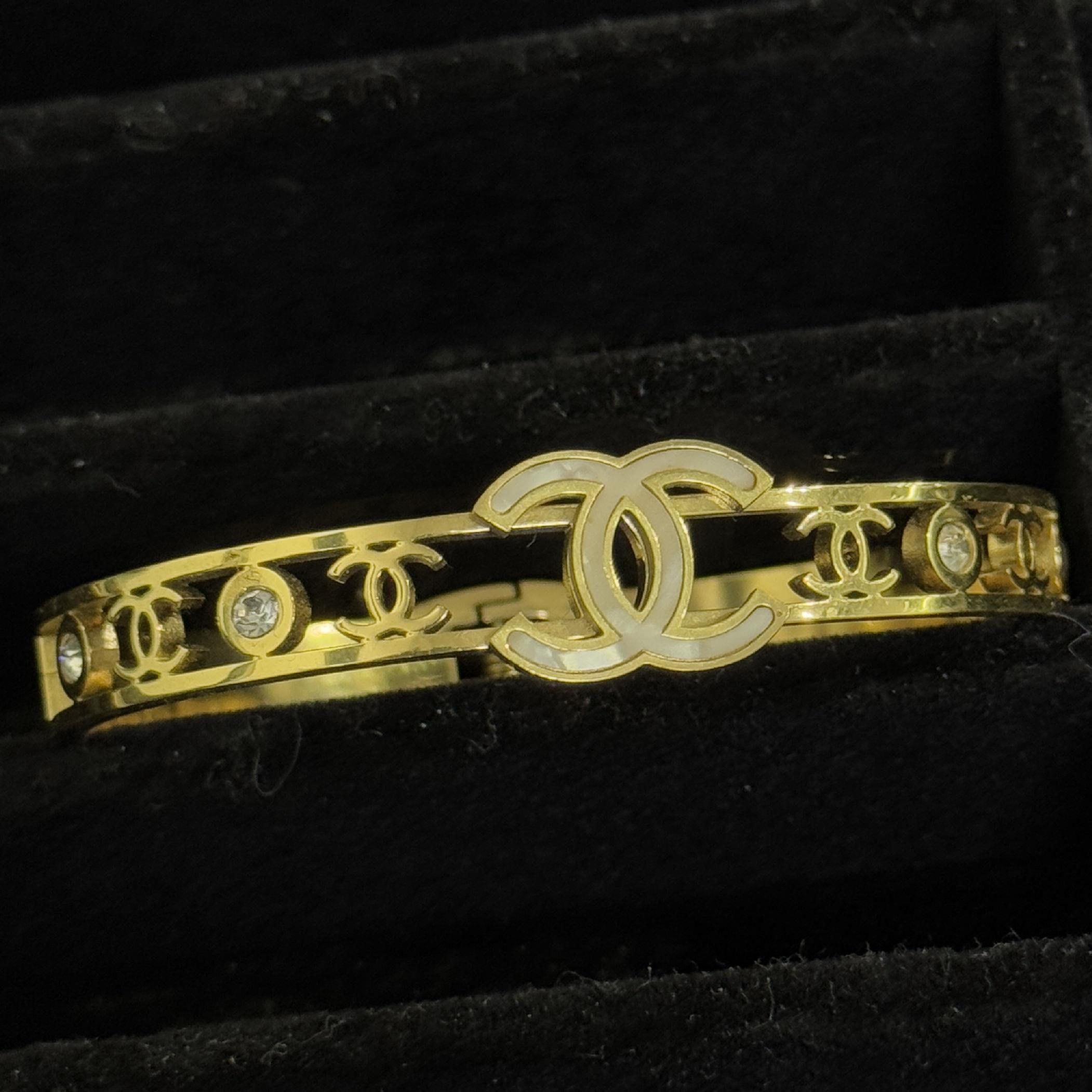 vòng tay cuff vàng titan rỗng khắc CHANEL LOGO CHANEL TRẮNG_thumbnail_1