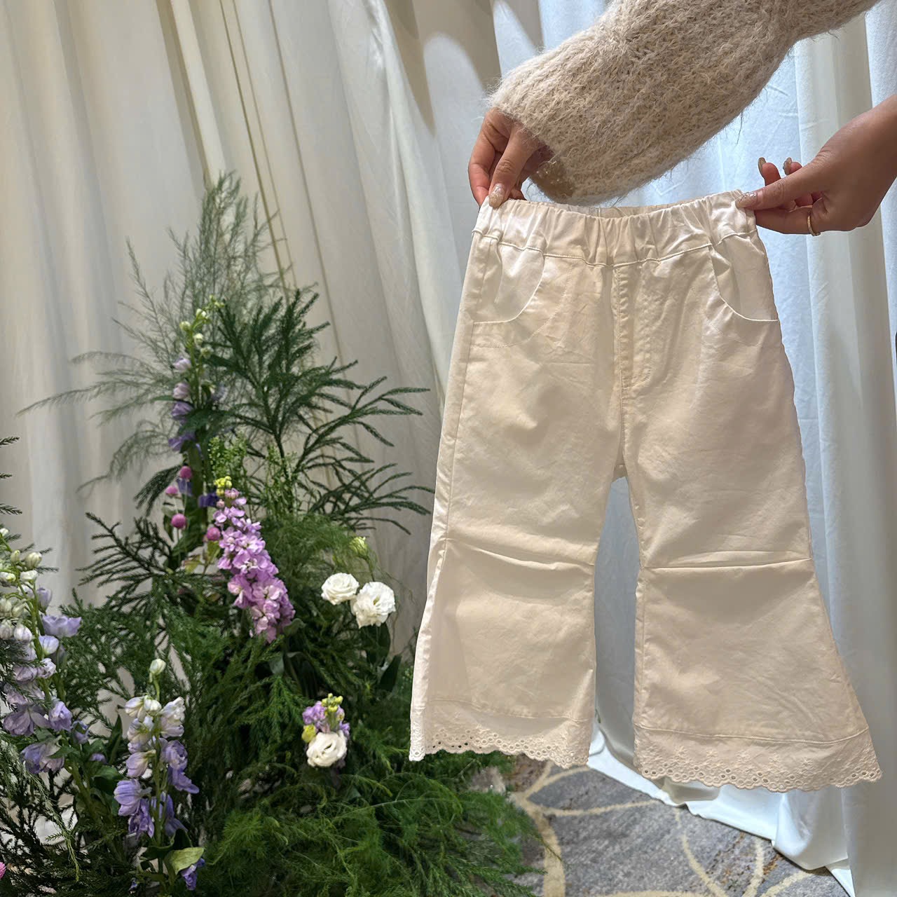 (H140) Quần thô trắng loe nhẹ gấu ren hãng Seven