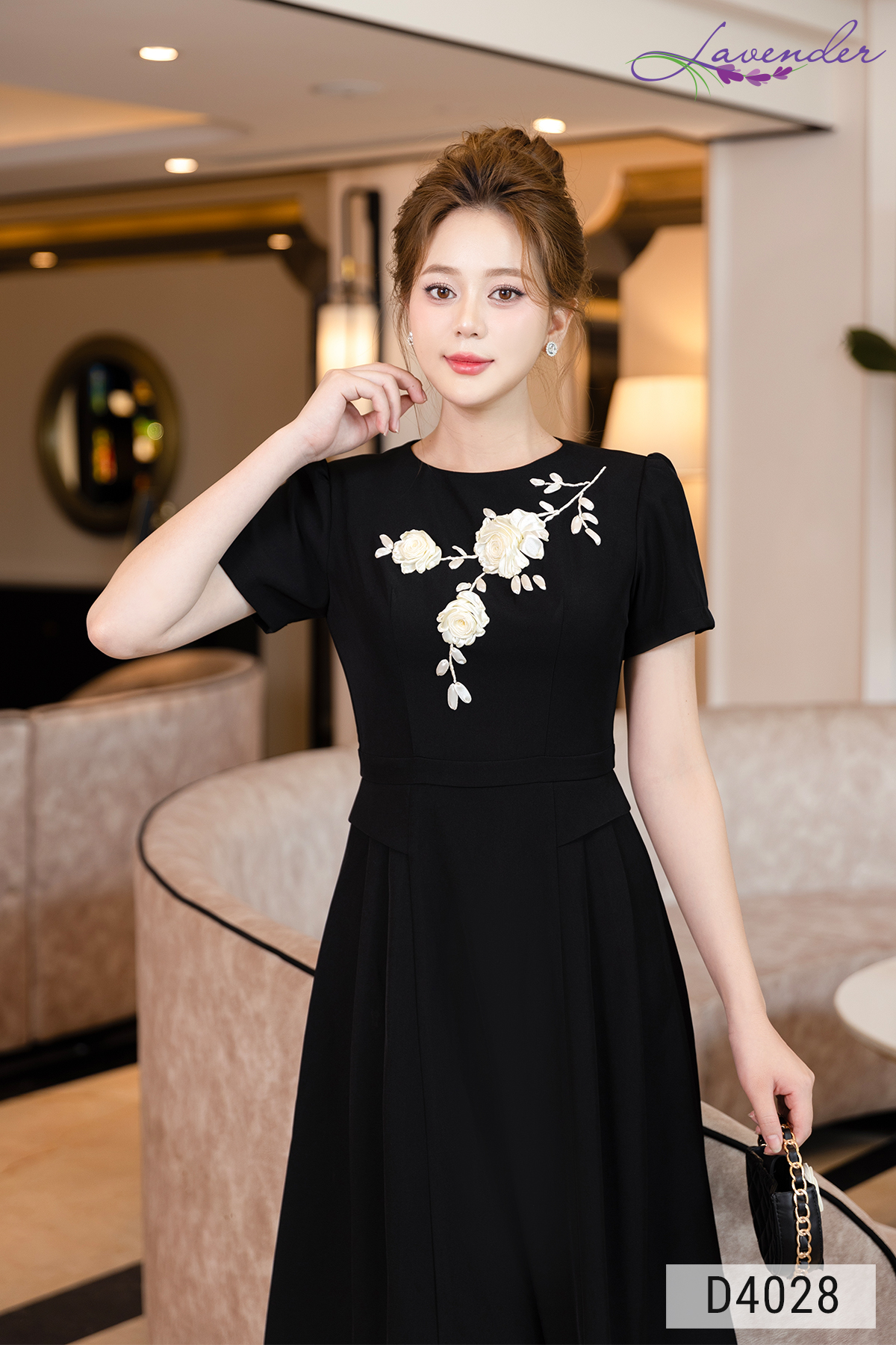 Đầm xòe đen cổ tròn xếp ly thêu hoa D4028