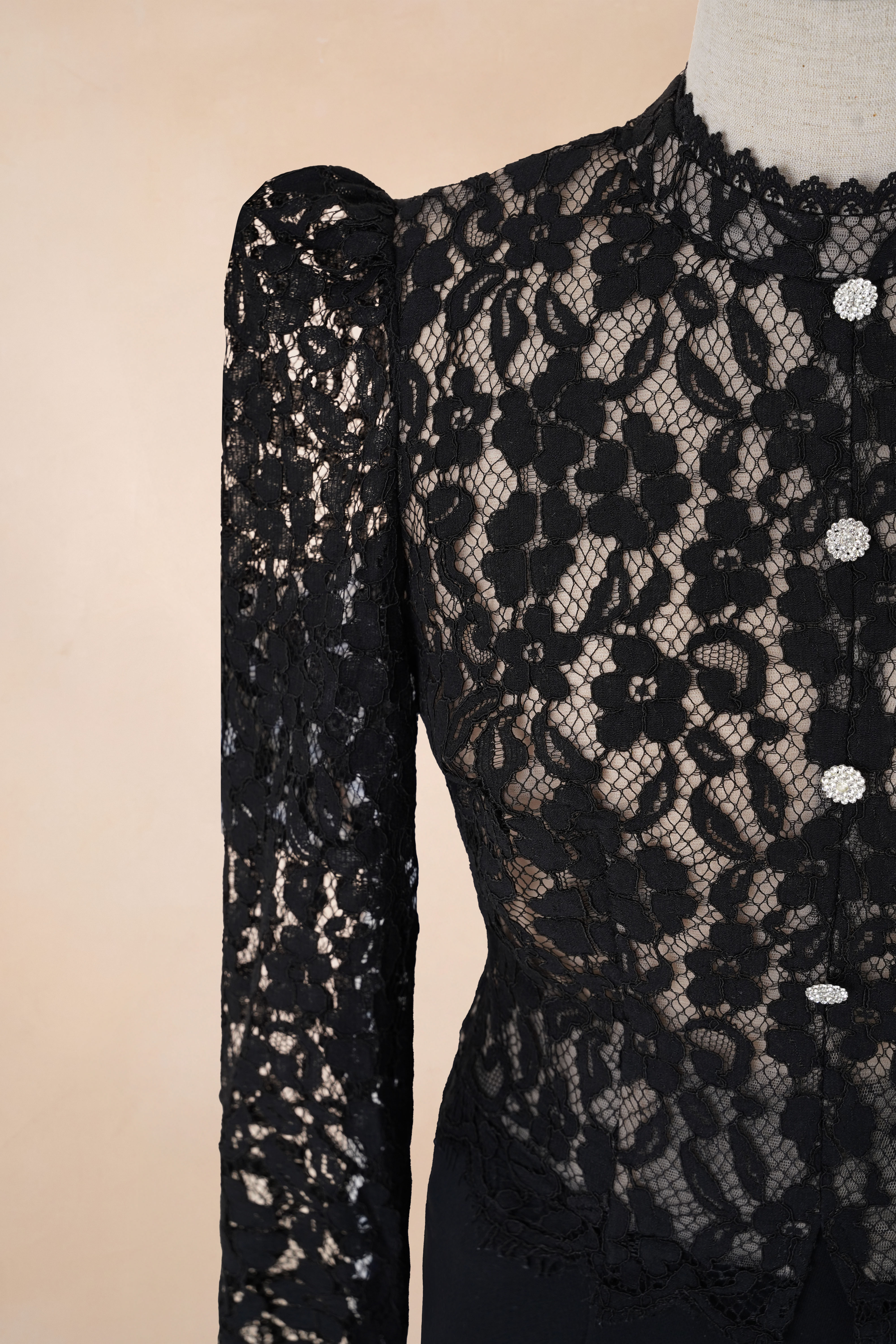 Áo Croptop Hoạ Tiết Ren Tay Loe_thumbnail_3