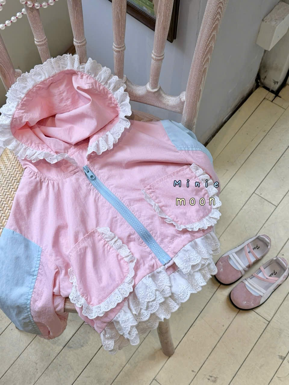 (E63) Áo khoác gió màu hồng viền bèo MNM