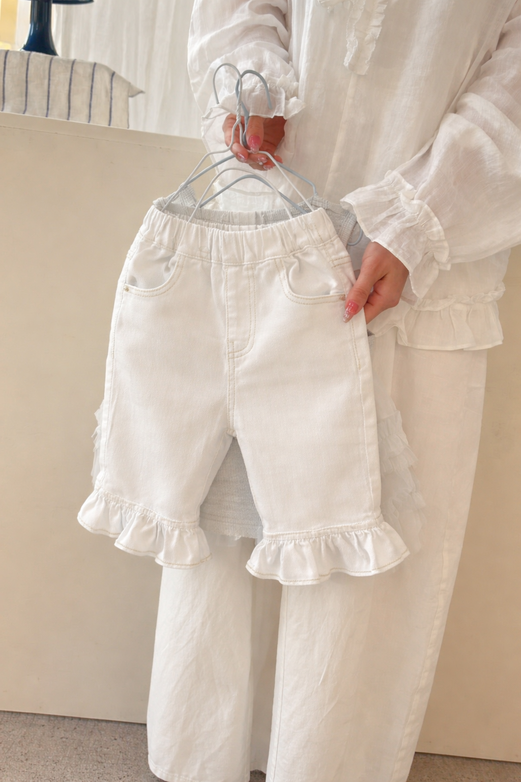 D197 - Quần lửng trắng chất denim gấu bèo loe hãng HMX_thumbnail_0