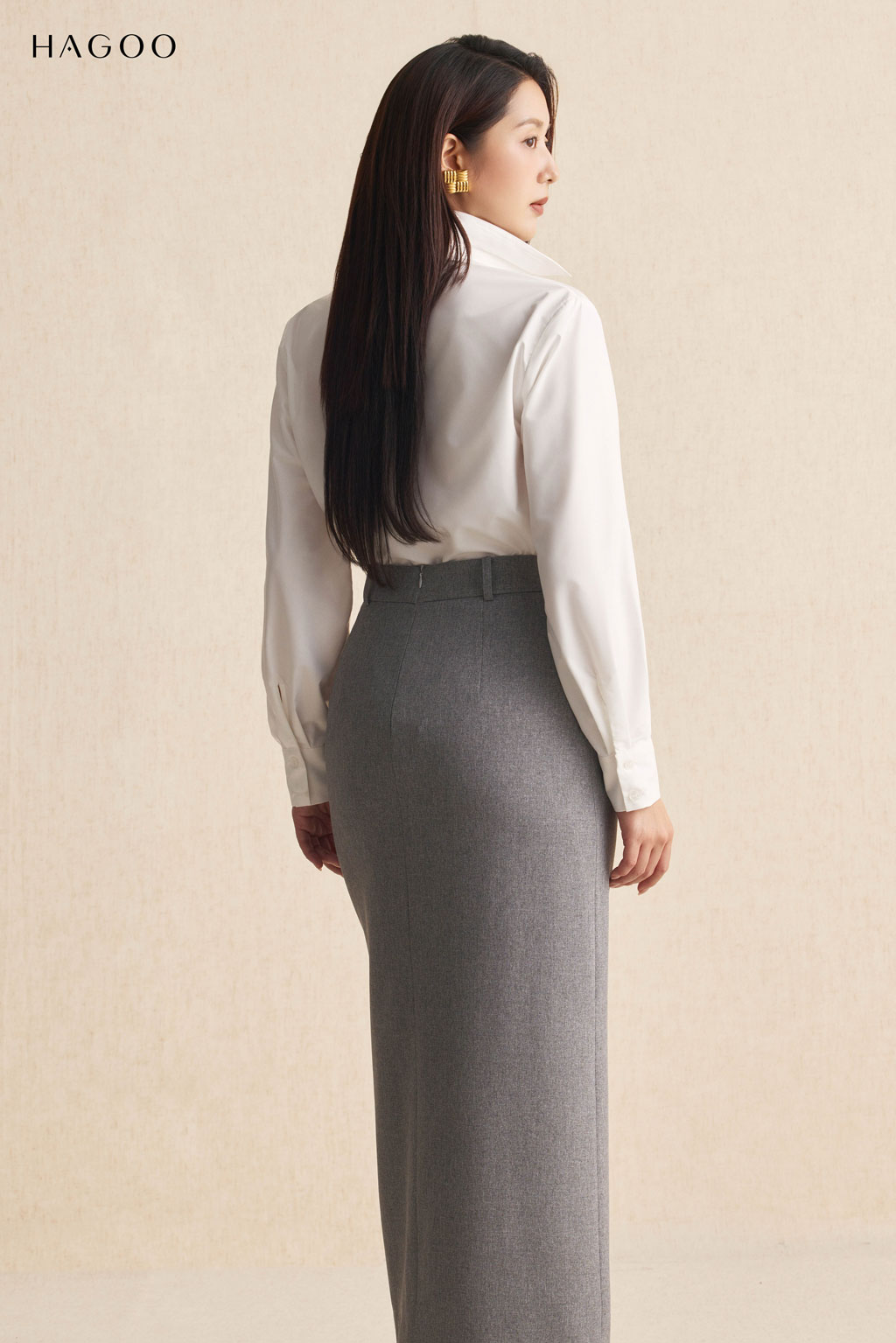 Chân váy bút chì hàng khuy giữa hai nắp túi HAGOO