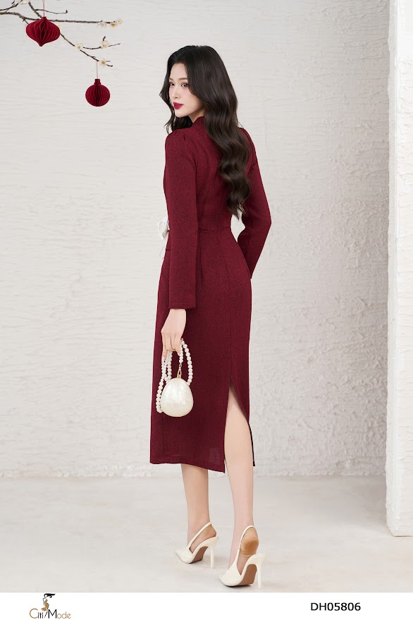 Đầm ôm peplum dạ đỏ cổ cách điệu tay dài đính hoa eo