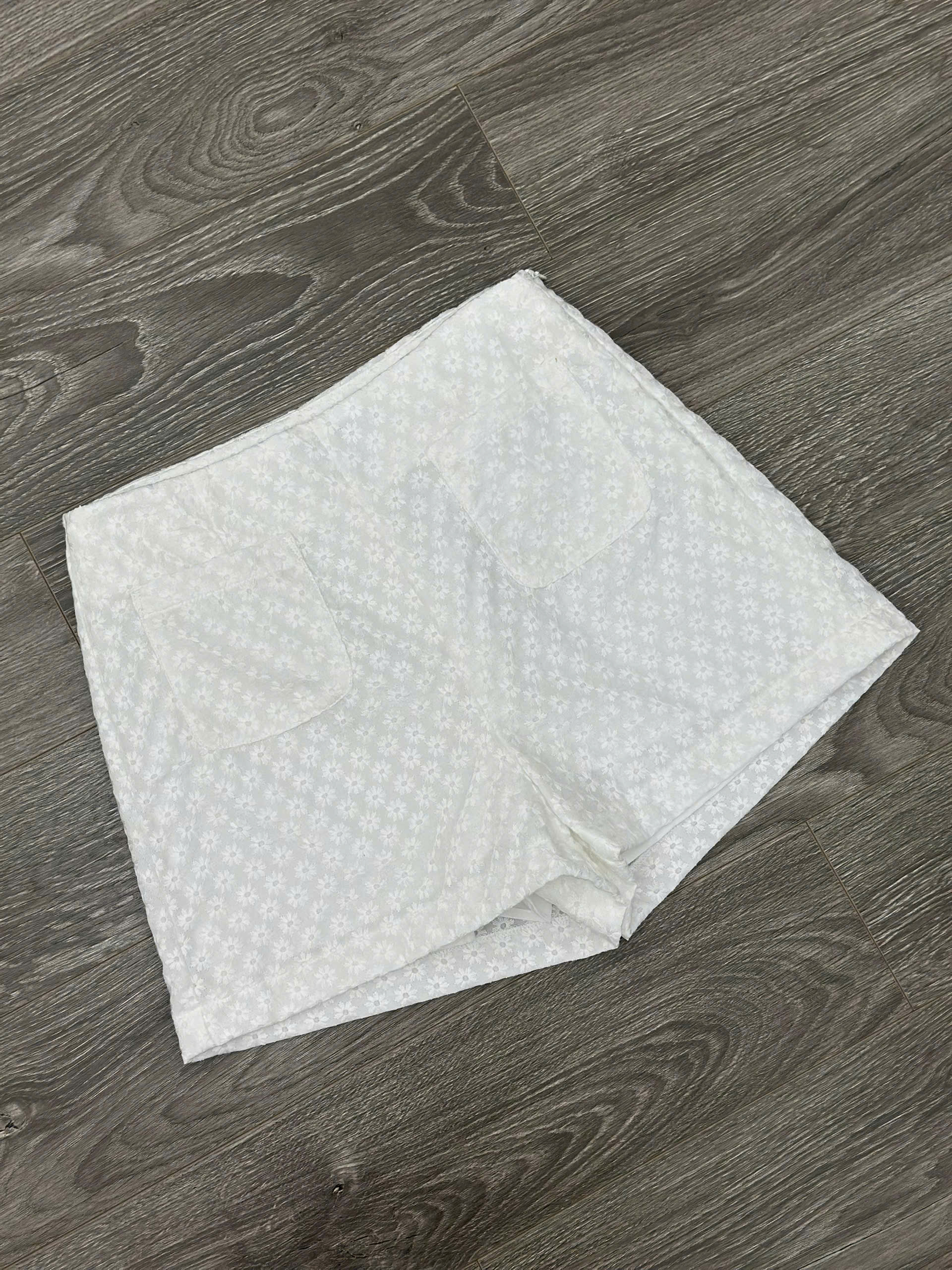 SALE Q35 QUẦN SHORT THÊU TRẮNG_thumbnail_11