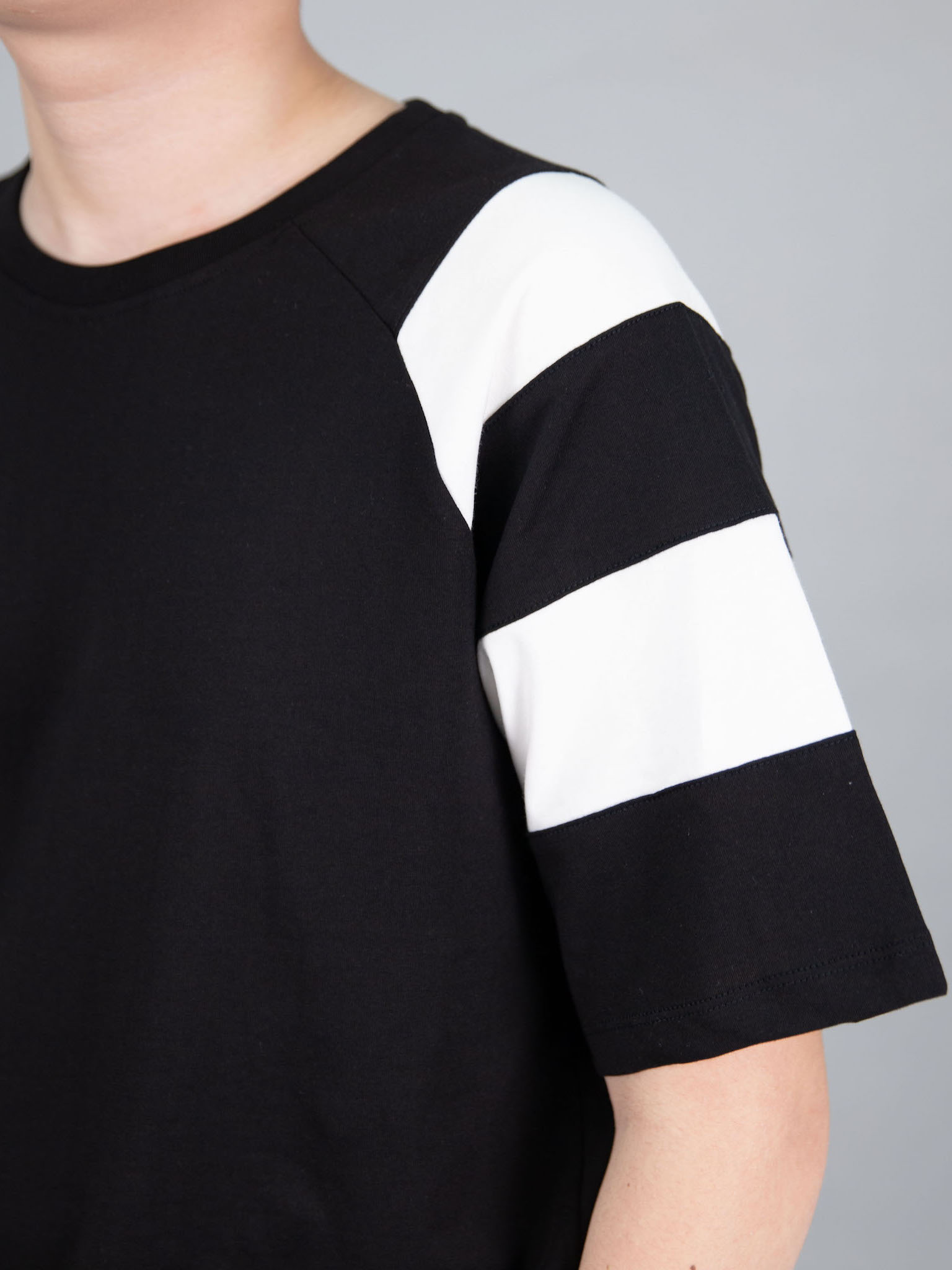 Áo phông đen phối trắng tay in 1'_thumbnail_4