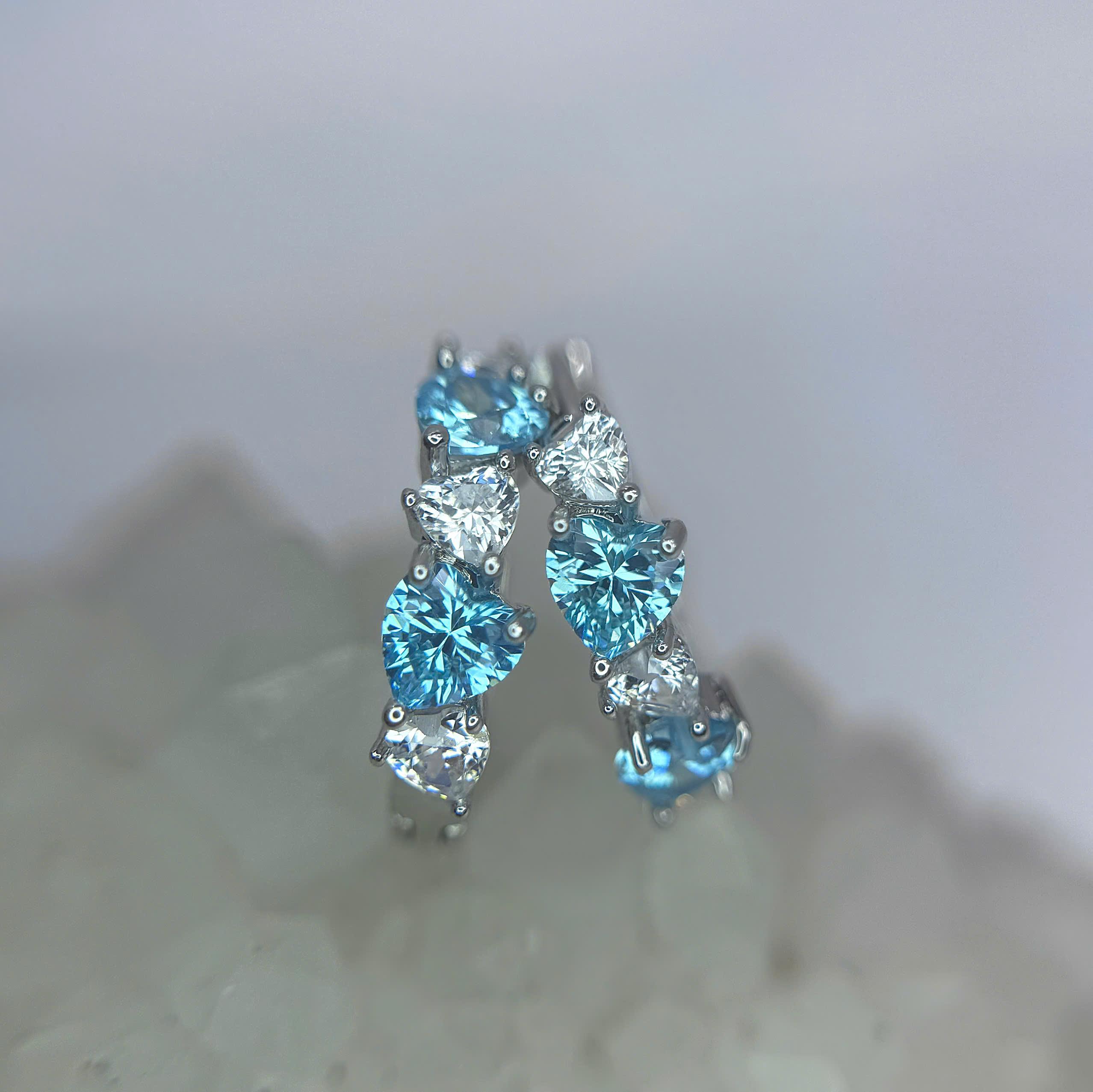 Khuyên vòng kiểu trái tim trắng xanh xen kẻ_thumbnail_3