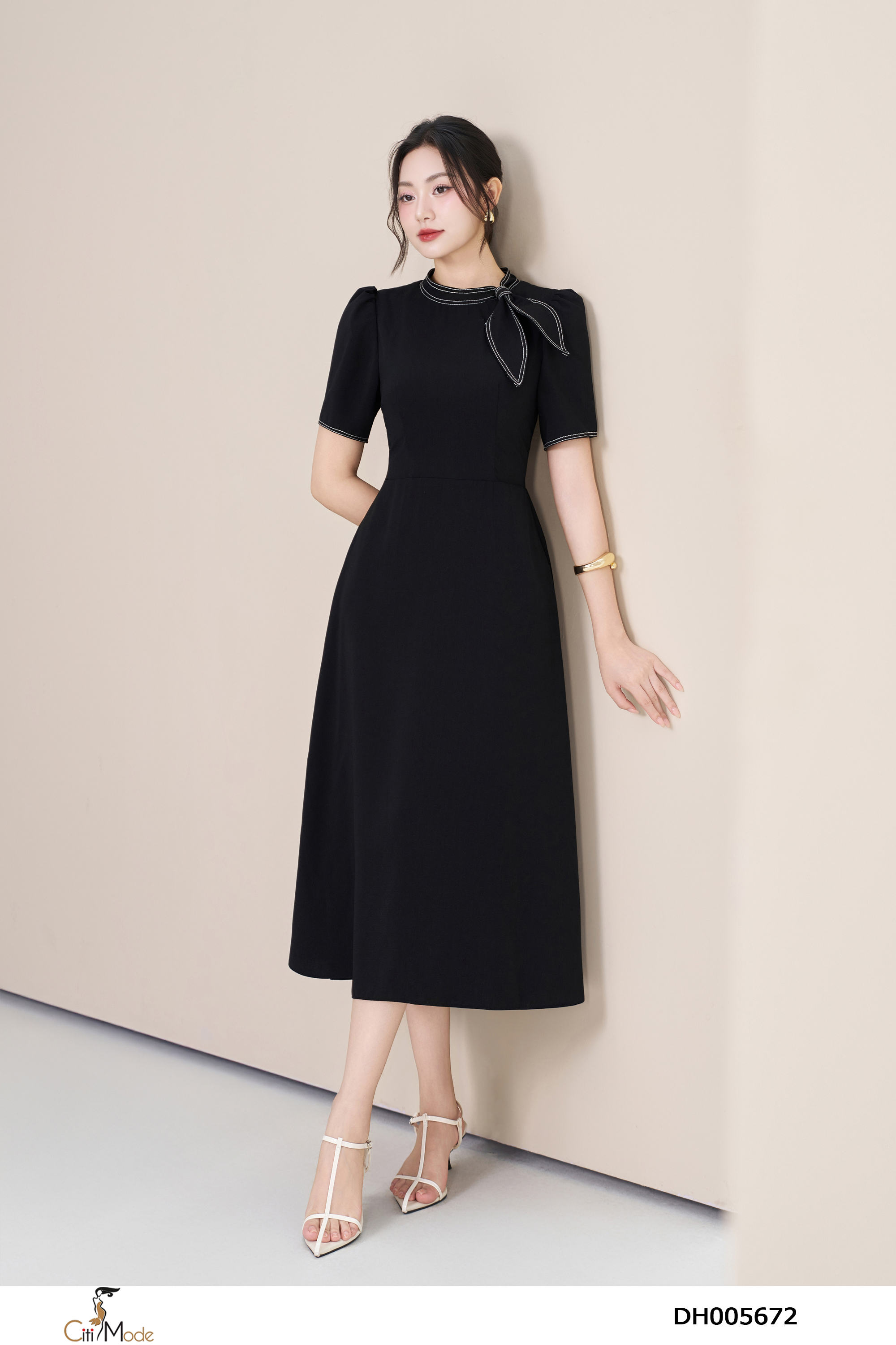 Đầm xòe đen tay cộc nơ cổ