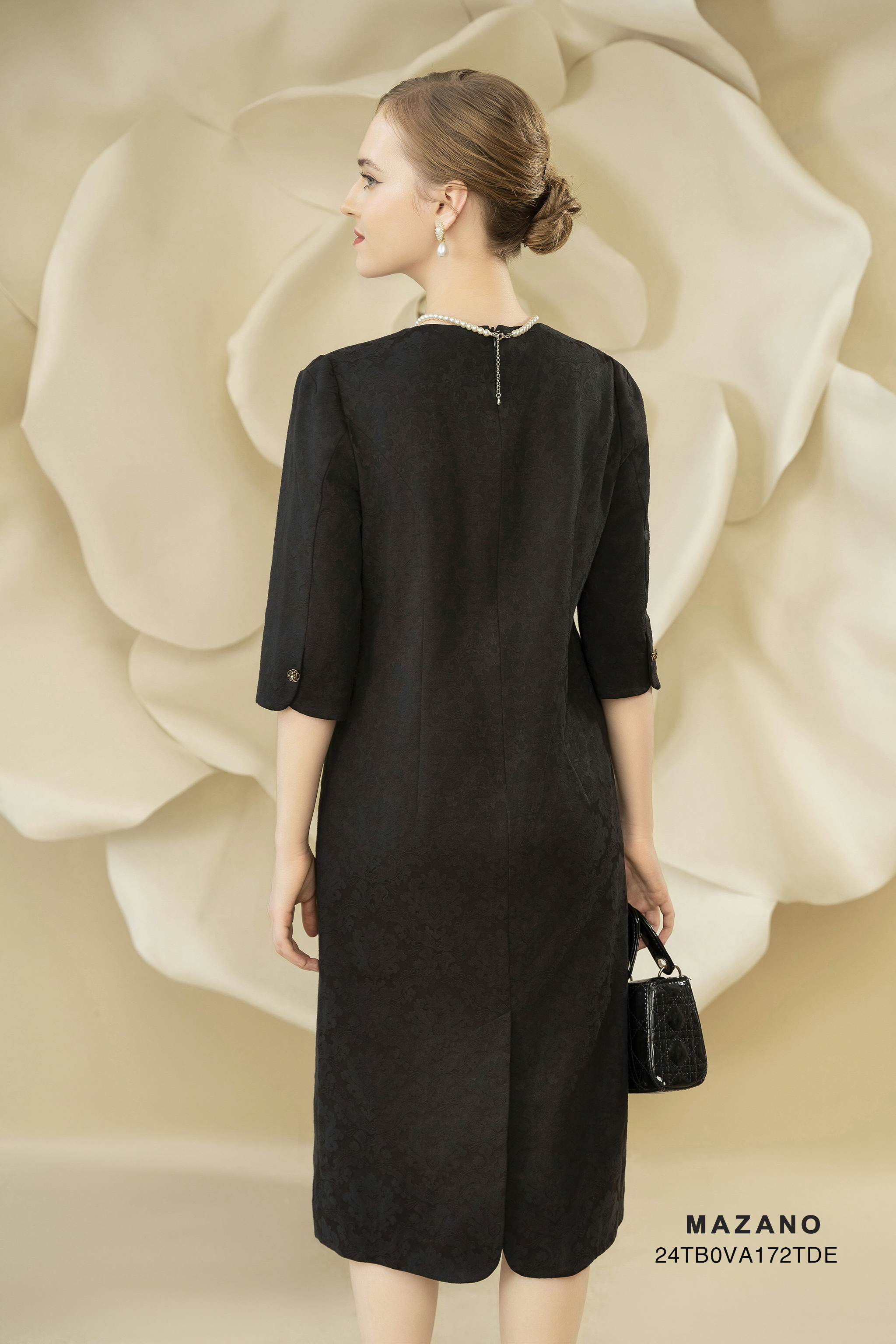 Váy Đầm Suông Vải Gấm thô Họa tiết Vân chìm Đính hoa cuốn Cổ tròn vừa Tay lỡ dài tới bắp chân_thumbnail_2