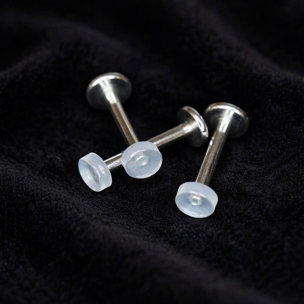 Khuyên kiểu đầu nhựa giấu lỗ tốt hơn kts