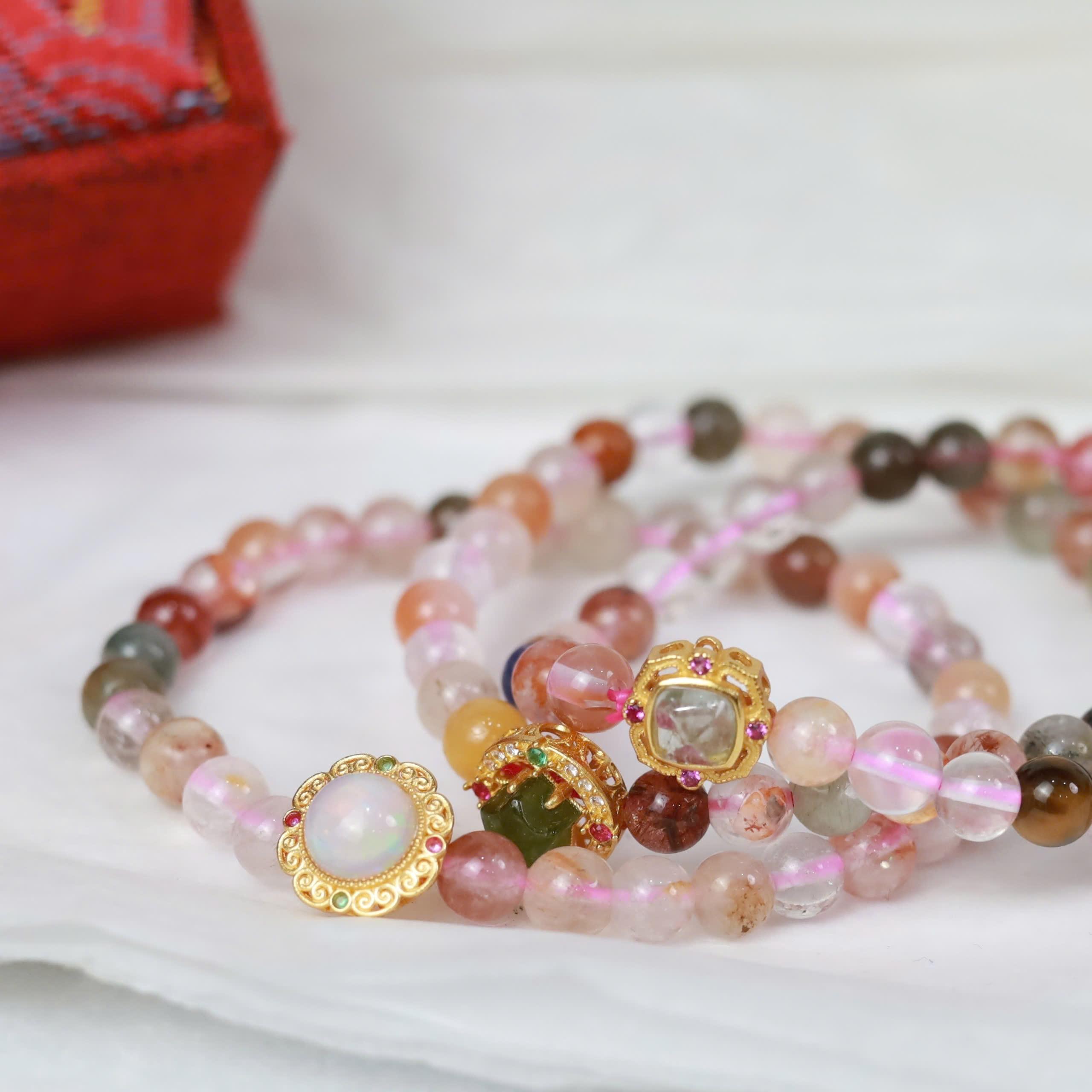 Vòng tay thạch anh dâu đa sắc mix charm mạ vàng