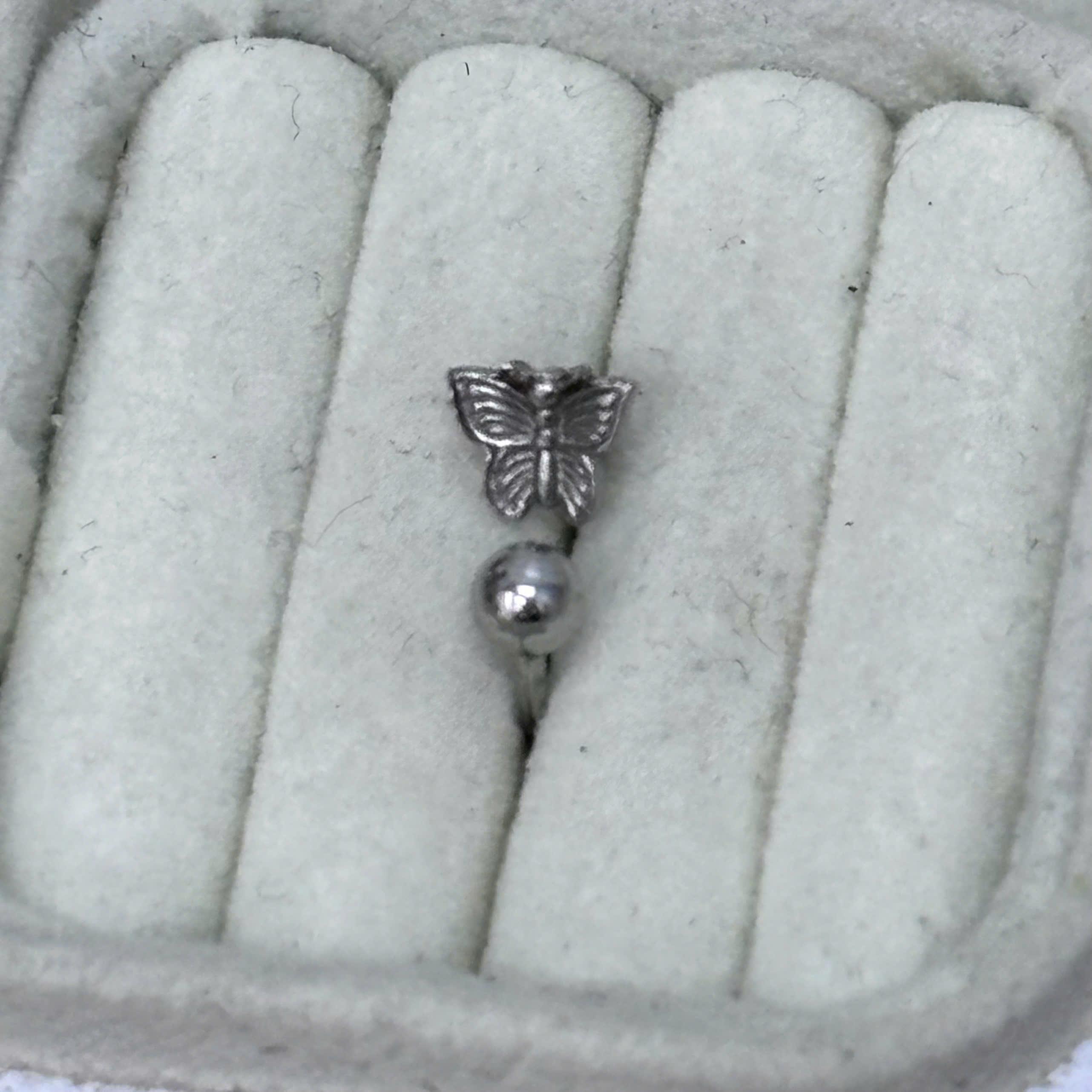 Septum charm con bướm mặt hướng xuống._thumbnail_1