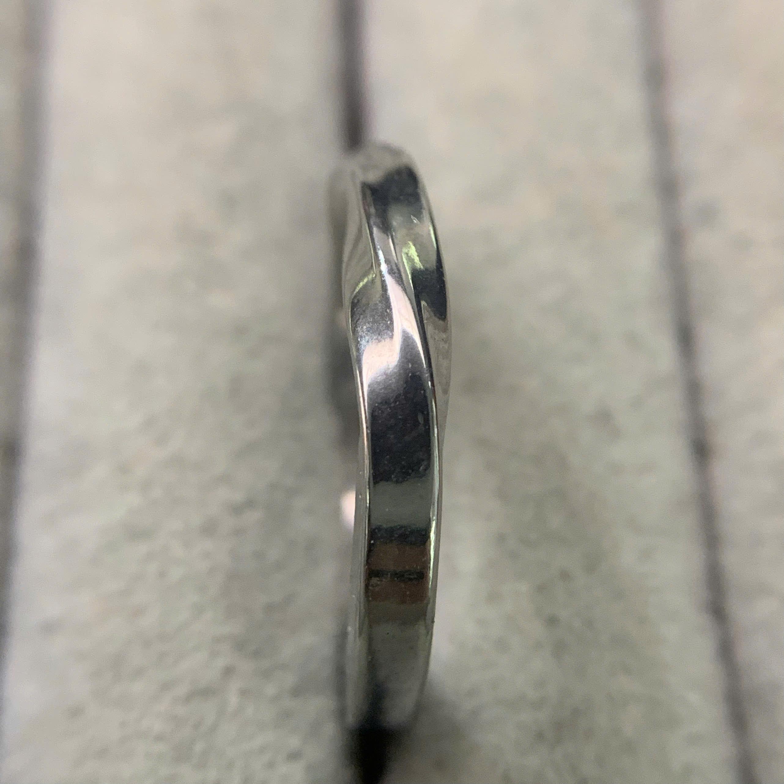 Nhẫn kiểu titan xoắn thép size 8.