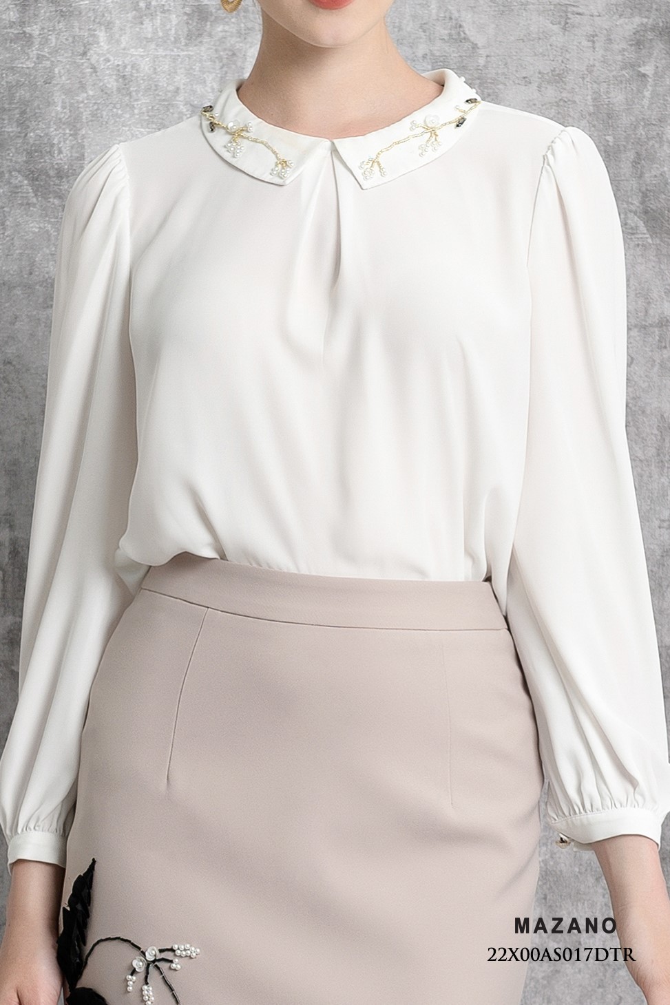 Áo sơ mi trắng tay bồng cổ cách điệu đính cườm_thumbnail_1