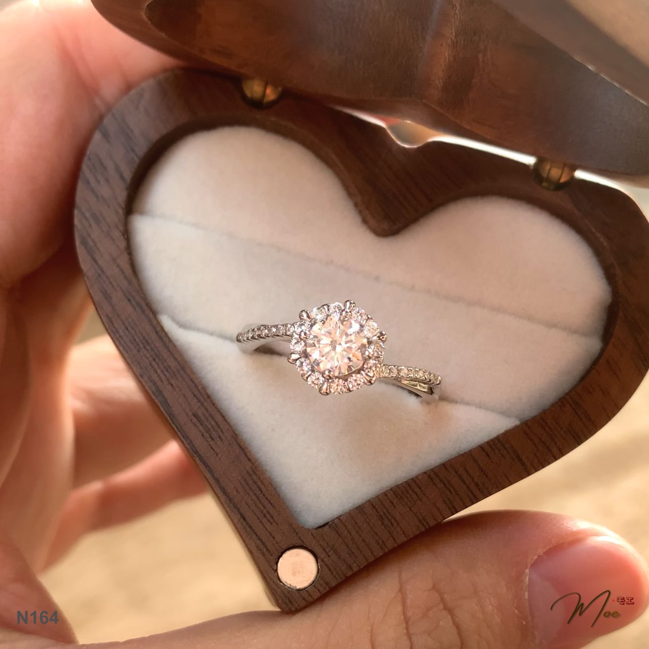 N164 - Nhẫn đá chủ cầu hôn pha lê viền chéo nữ hoàng_thumbnail_2