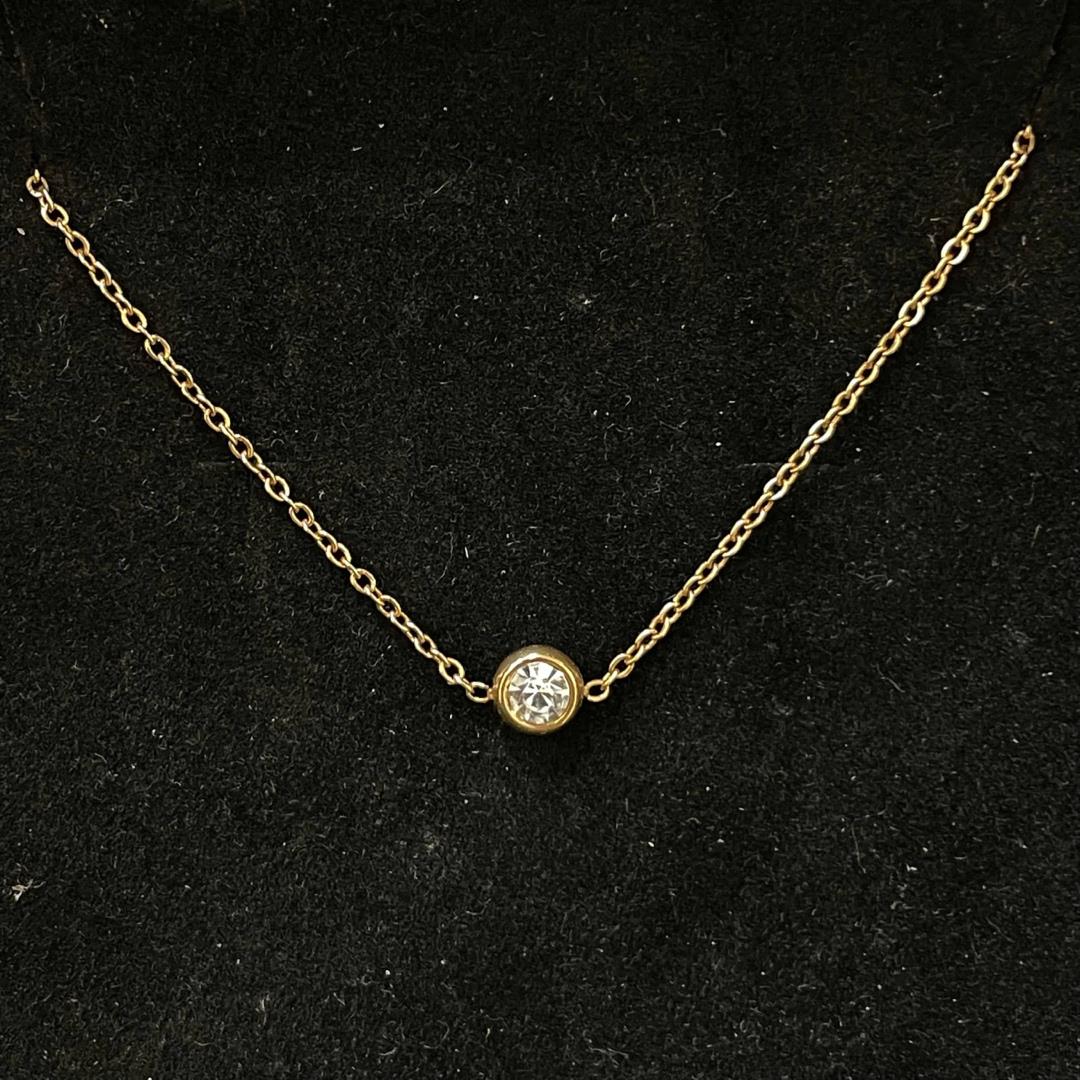 lắc chân titan màu vàng charm bi đính kim cương.