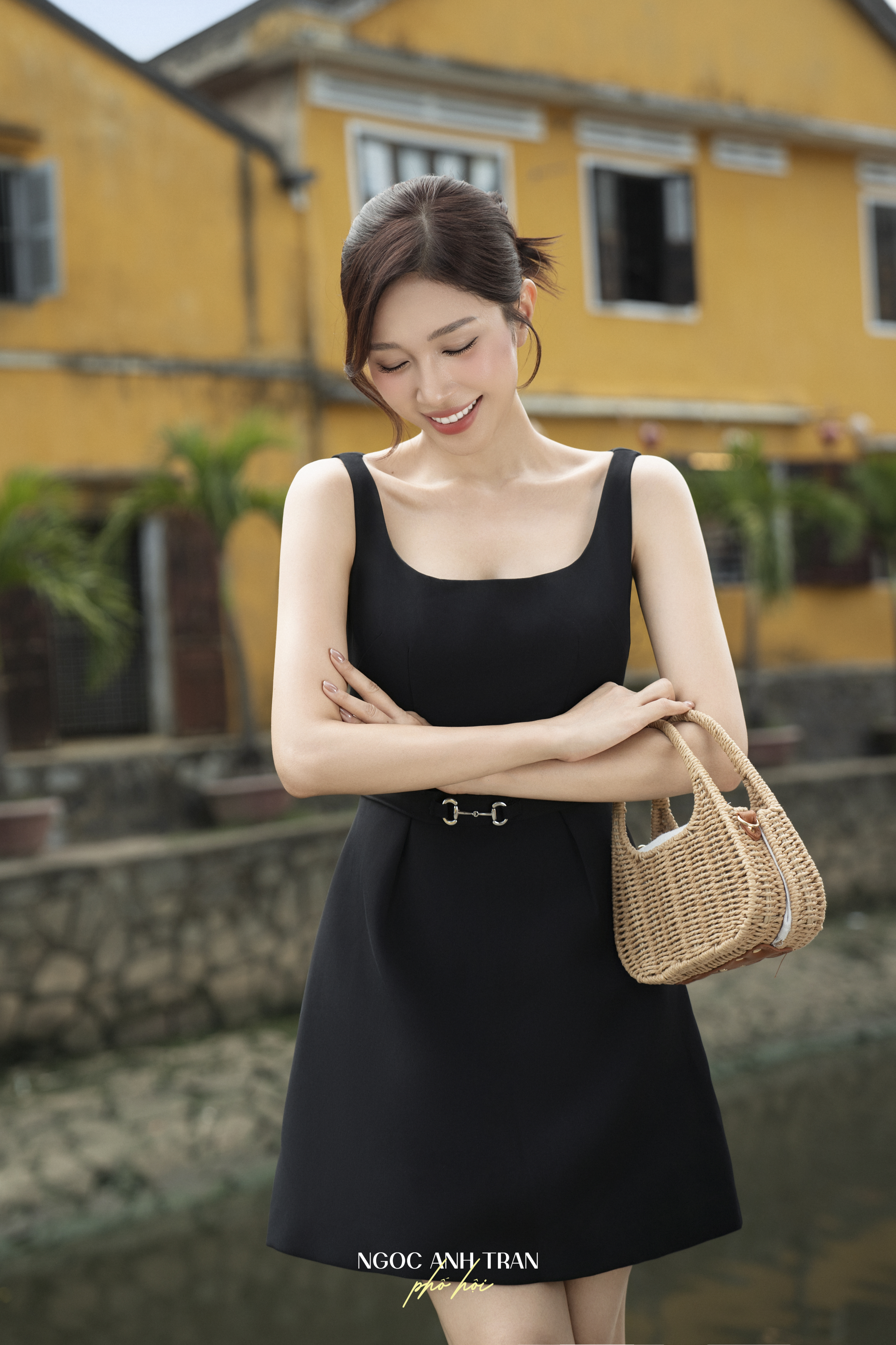 D135 - Váy đen sát nách trên gối phối khoá eo kim loại