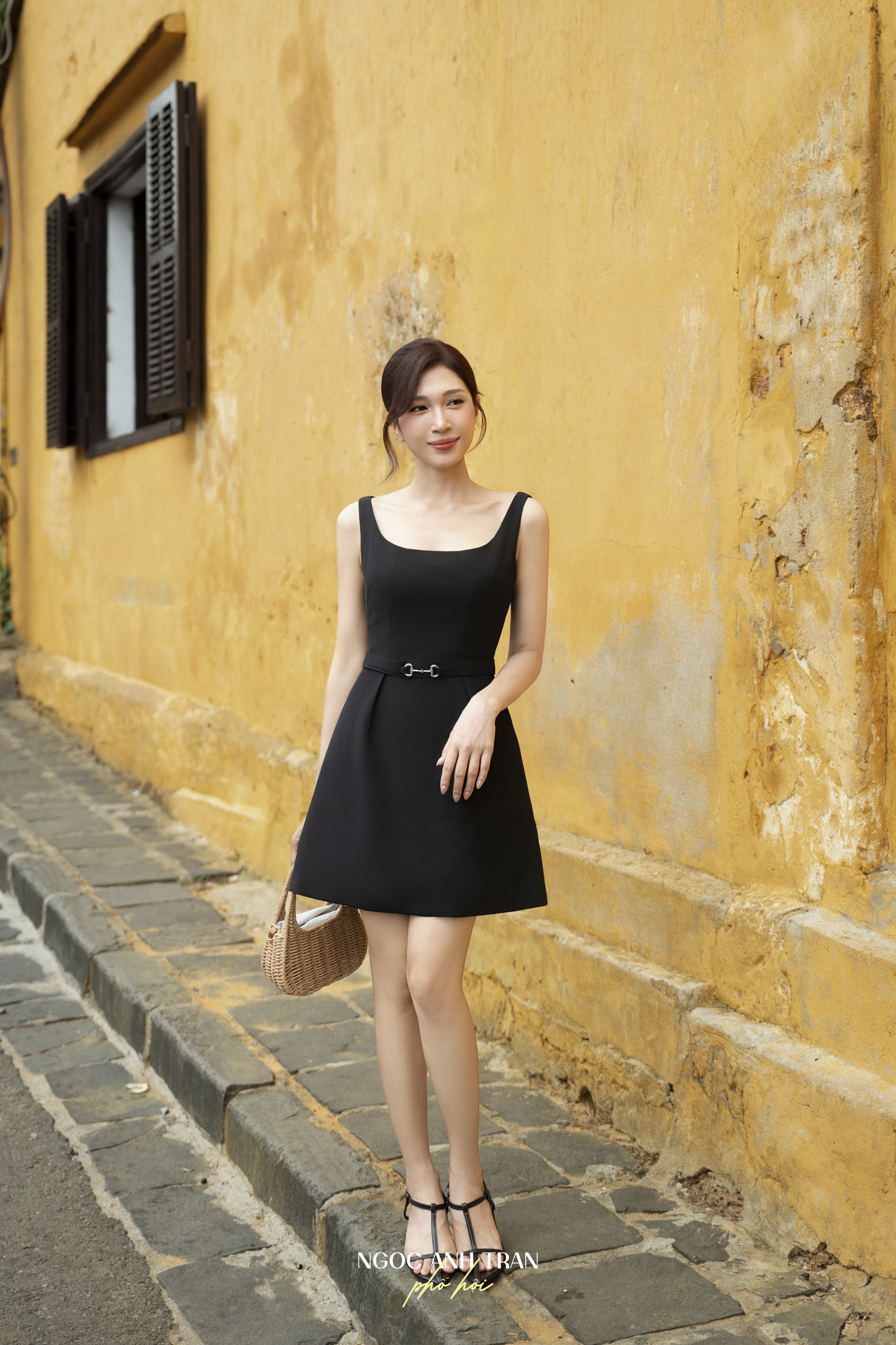 D135 - Váy đen sát nách trên gối phối khoá eo kim loại