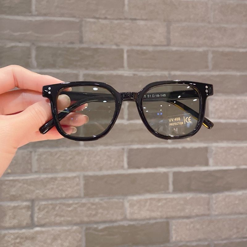 Kính mắt xanh thời trang cho bé