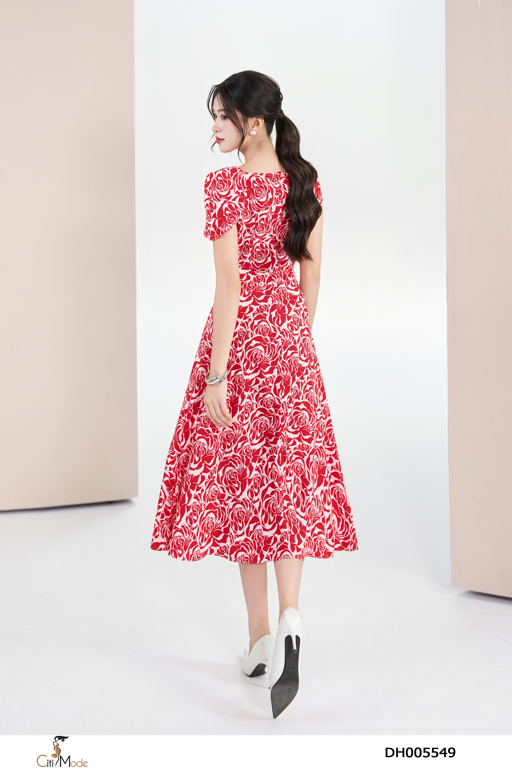 Đầm xòe hoa đỏ cổ cách điệu đính hoa tay chờm