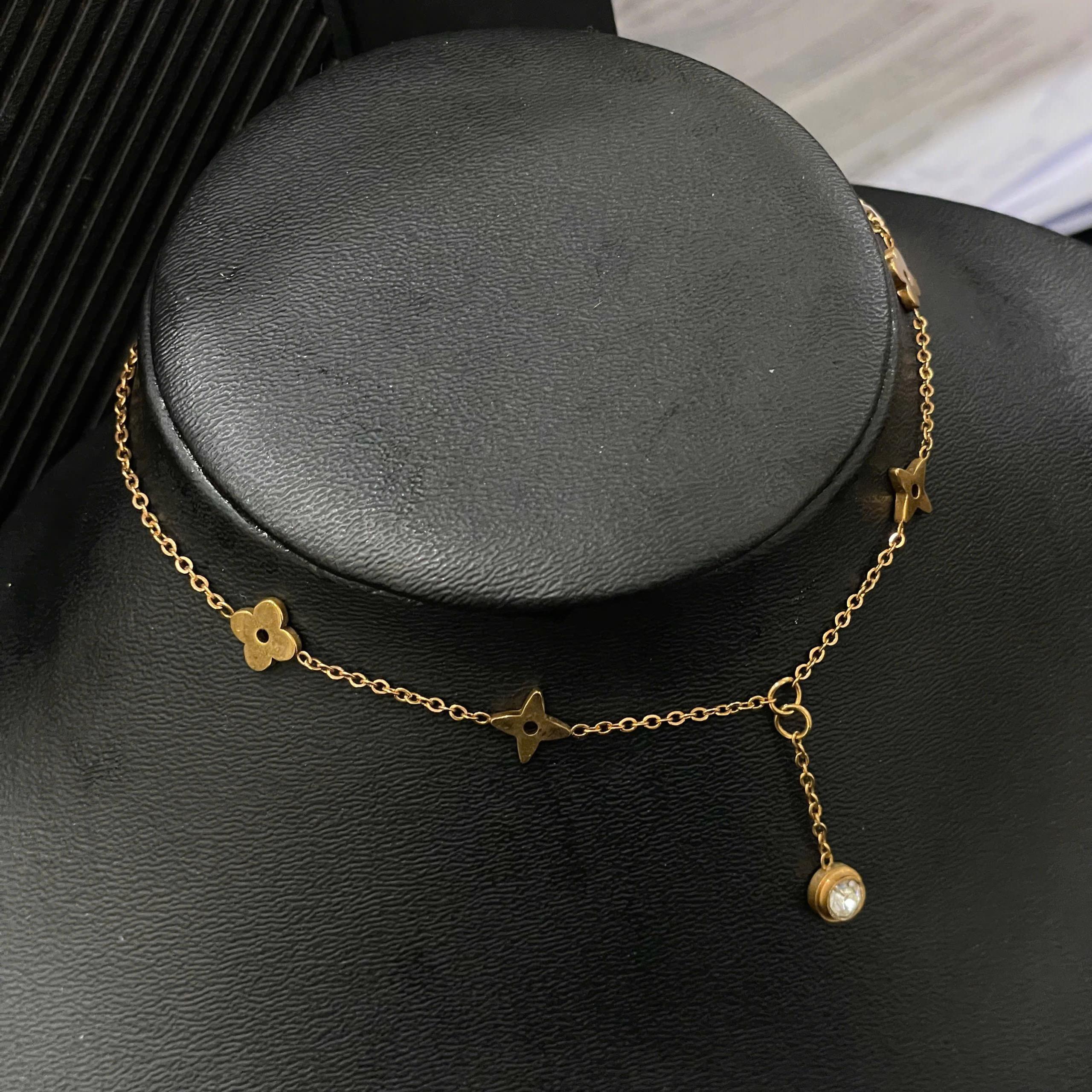 lắc chân titan sợi vàng hoa bốn cánh charm rơi kim cương._thumbnail_1