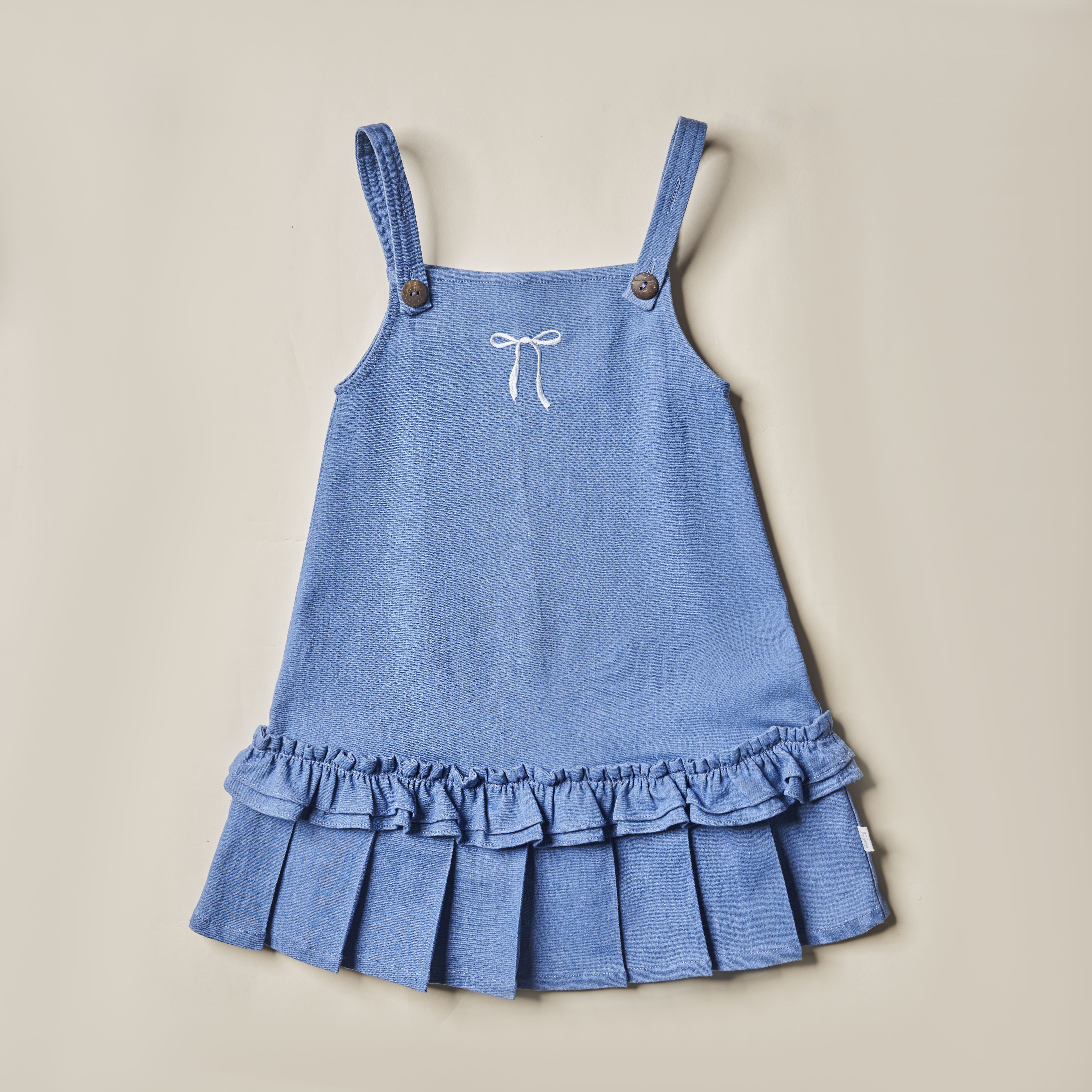 Yếm jean thêu nơ xếp ly