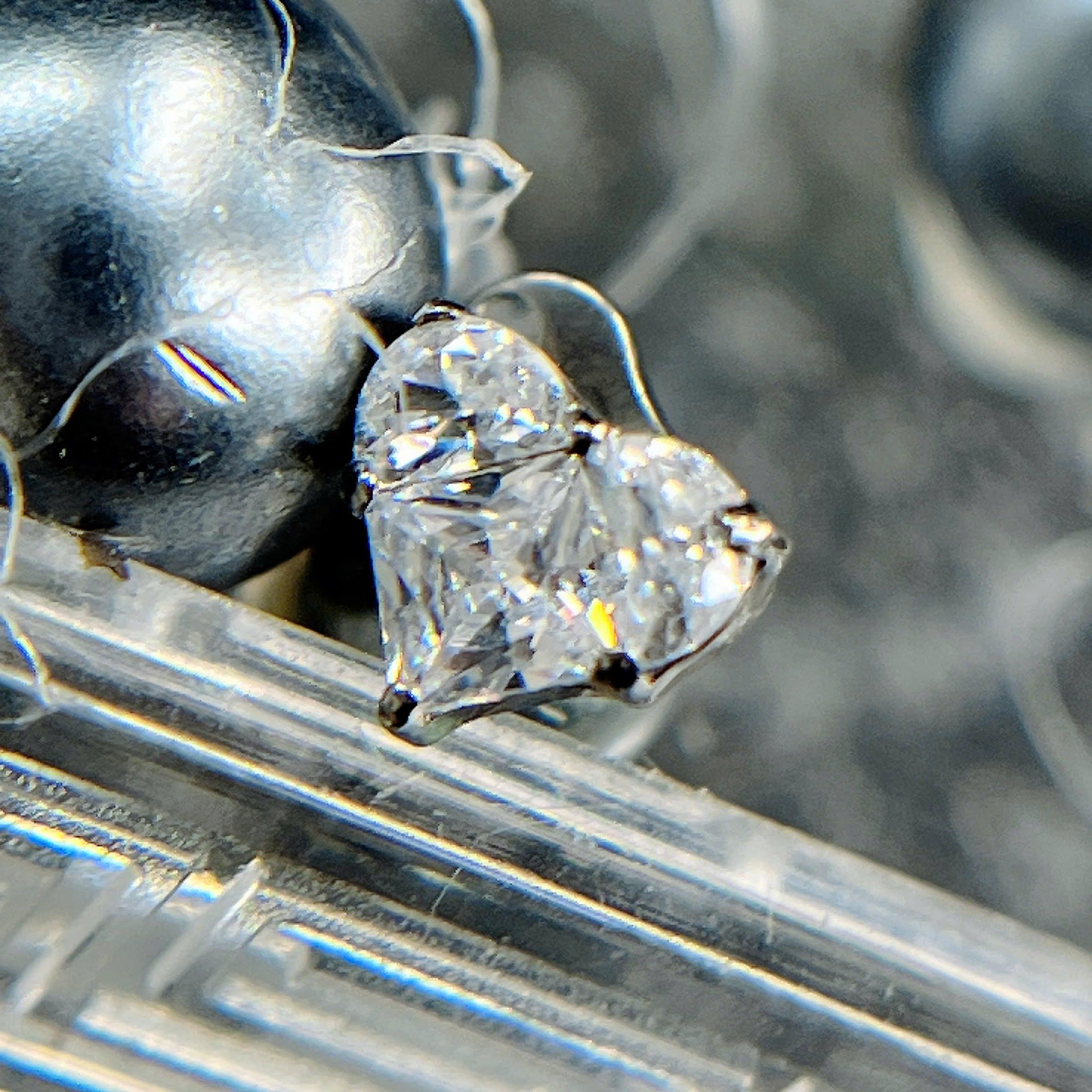 Khuyên cấy titan trái tim