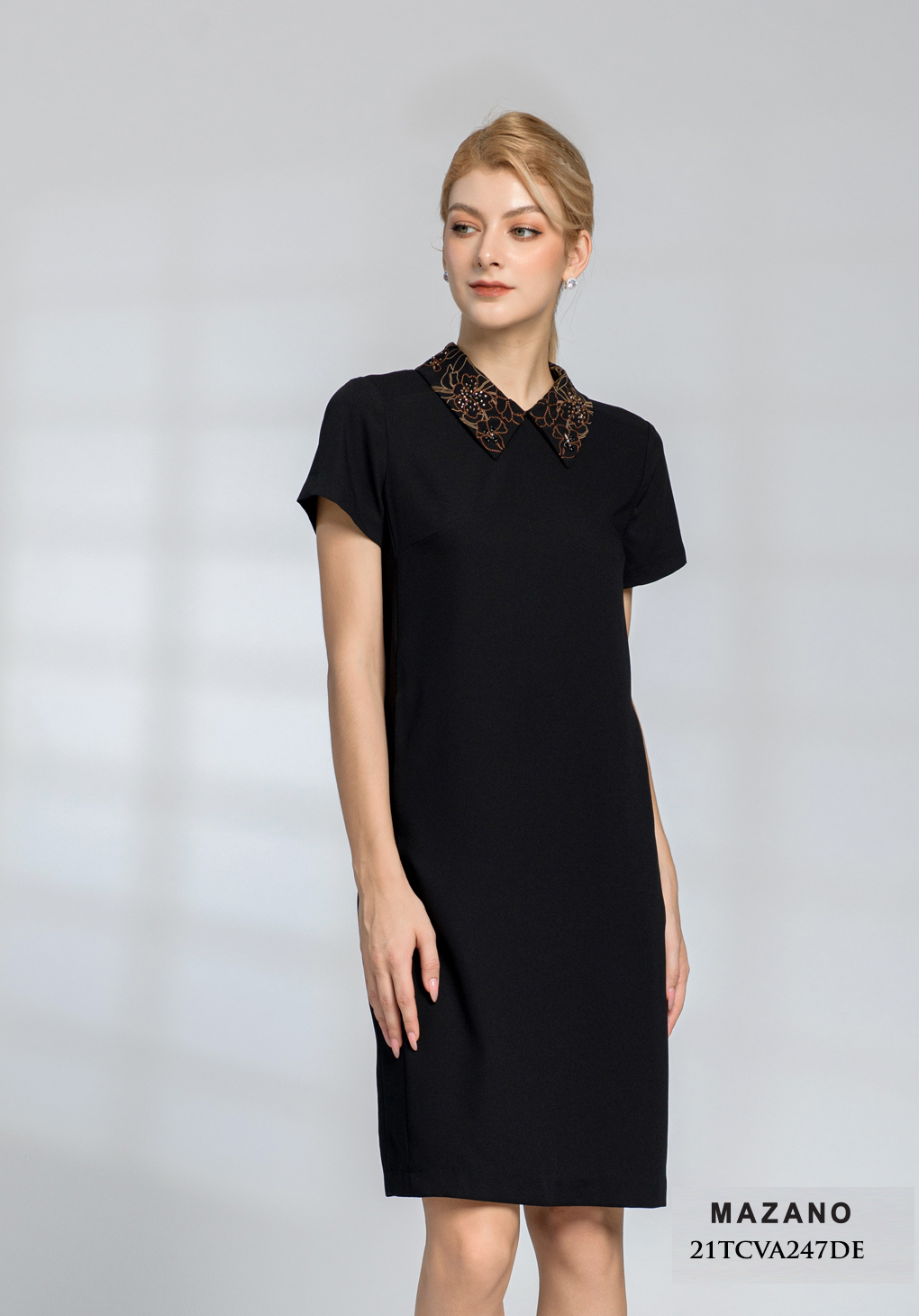 Váy đen suông cổ thêu đính hoa