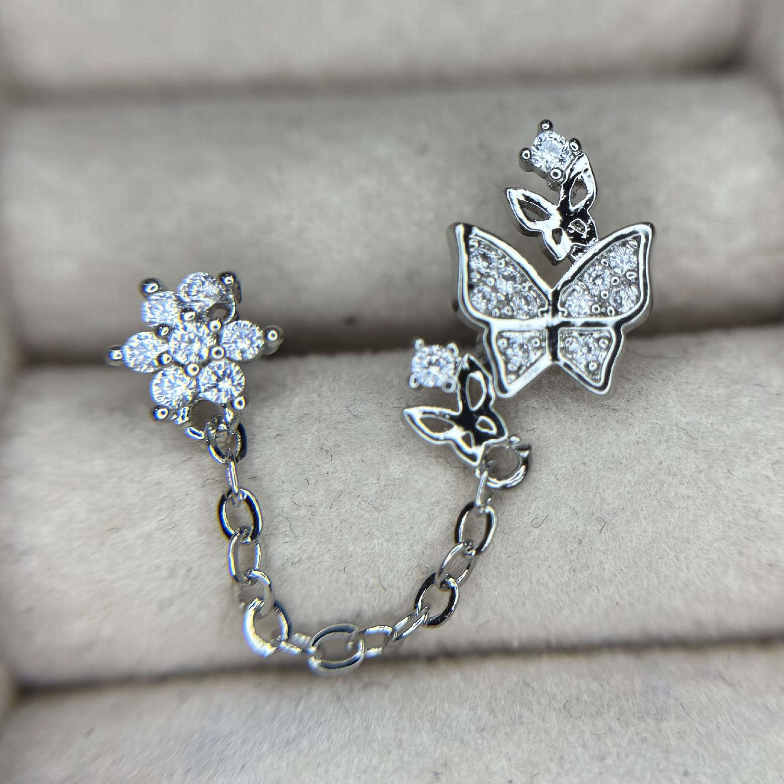 Khuyên kiểu xích con bướm và bông hoa.