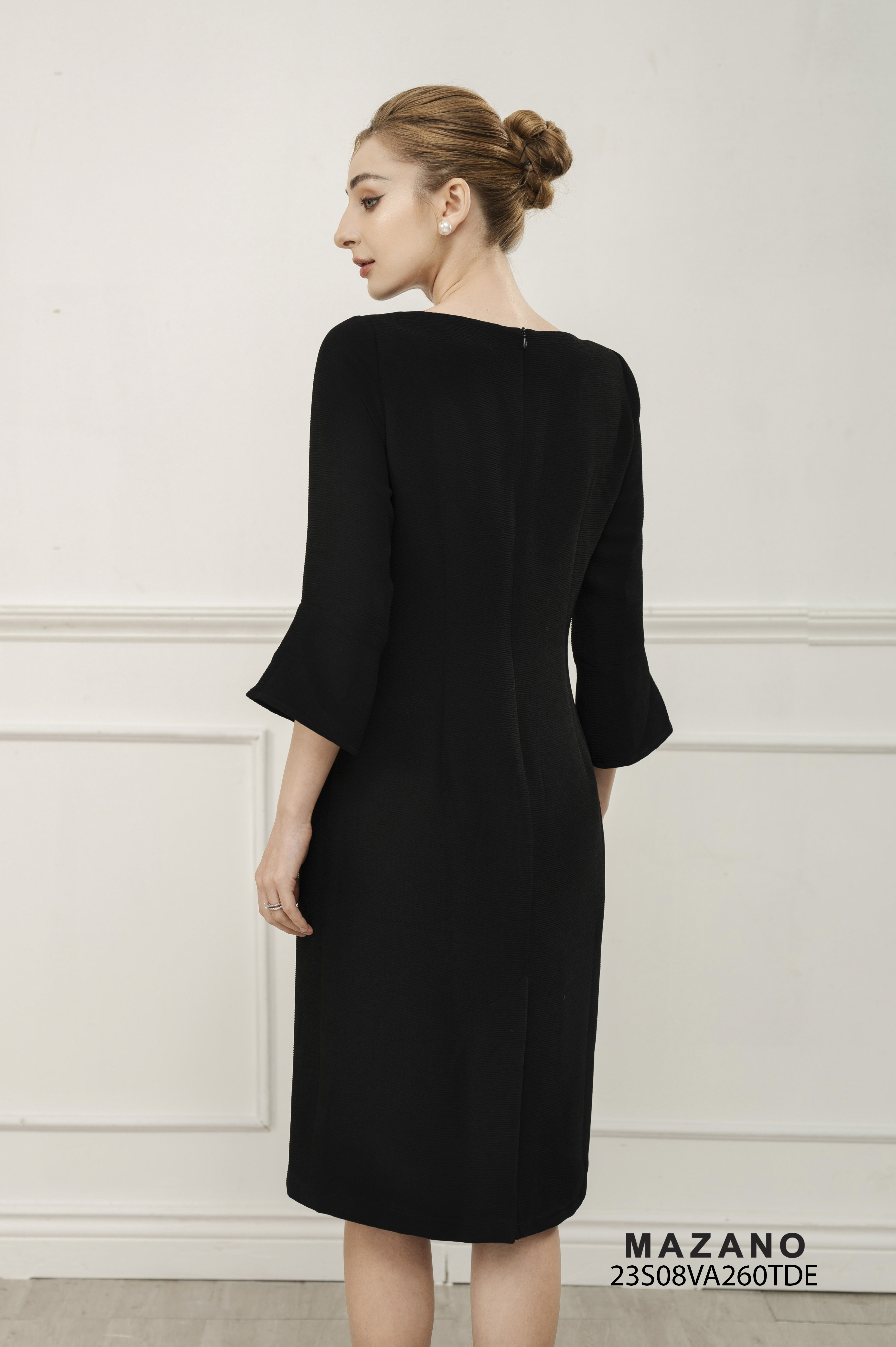 Đầm suông dài, cổ cách điệu đính hoa cuốn