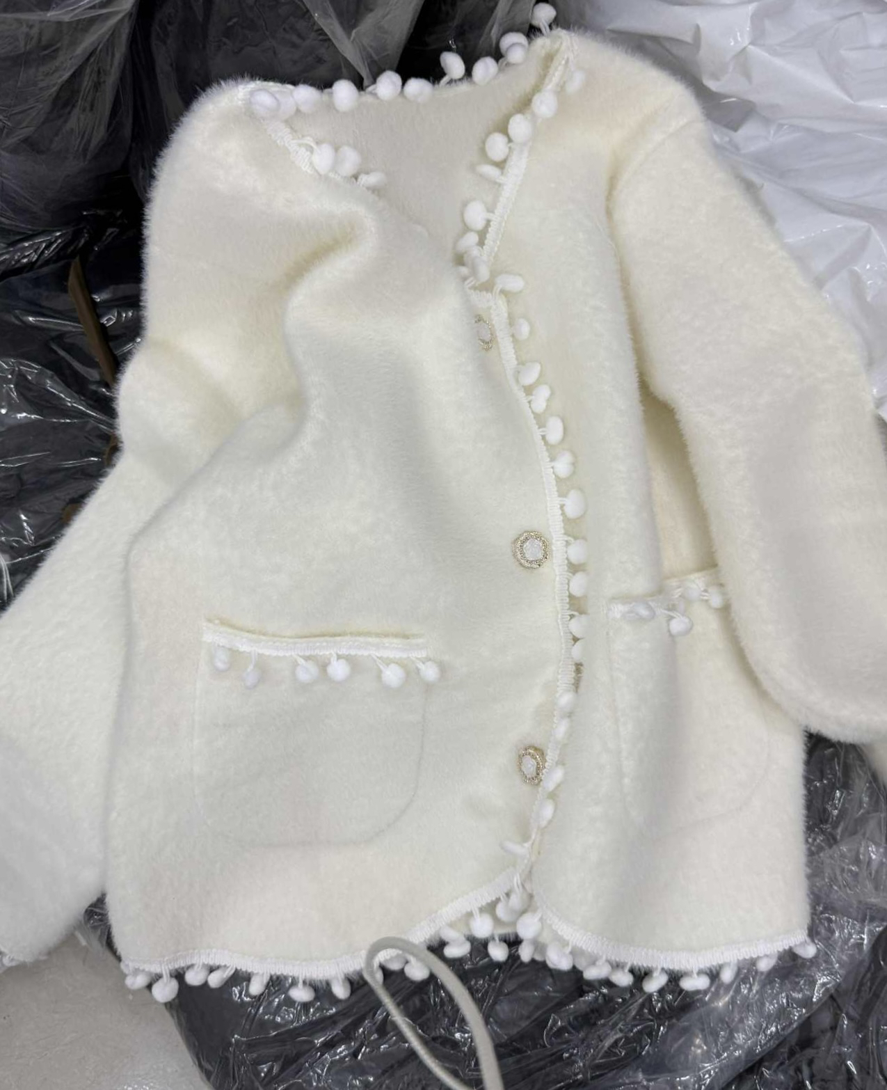 Áo khoác len lông Trắng - E95