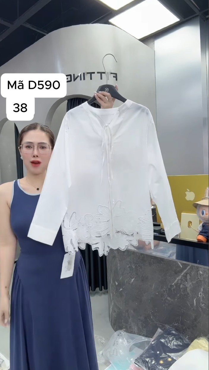 D590 Áo forrm rộng chân ren