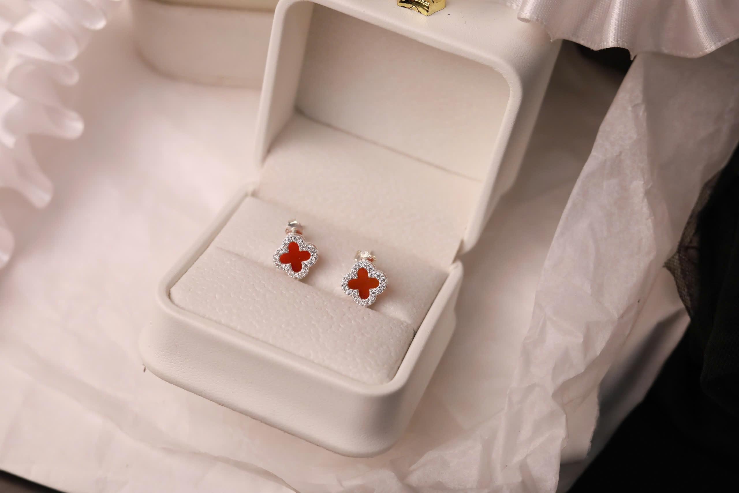 Khuyên kiểu bạc cỏ 4 lá xà cừ đỏ viền đá xi bạch kim