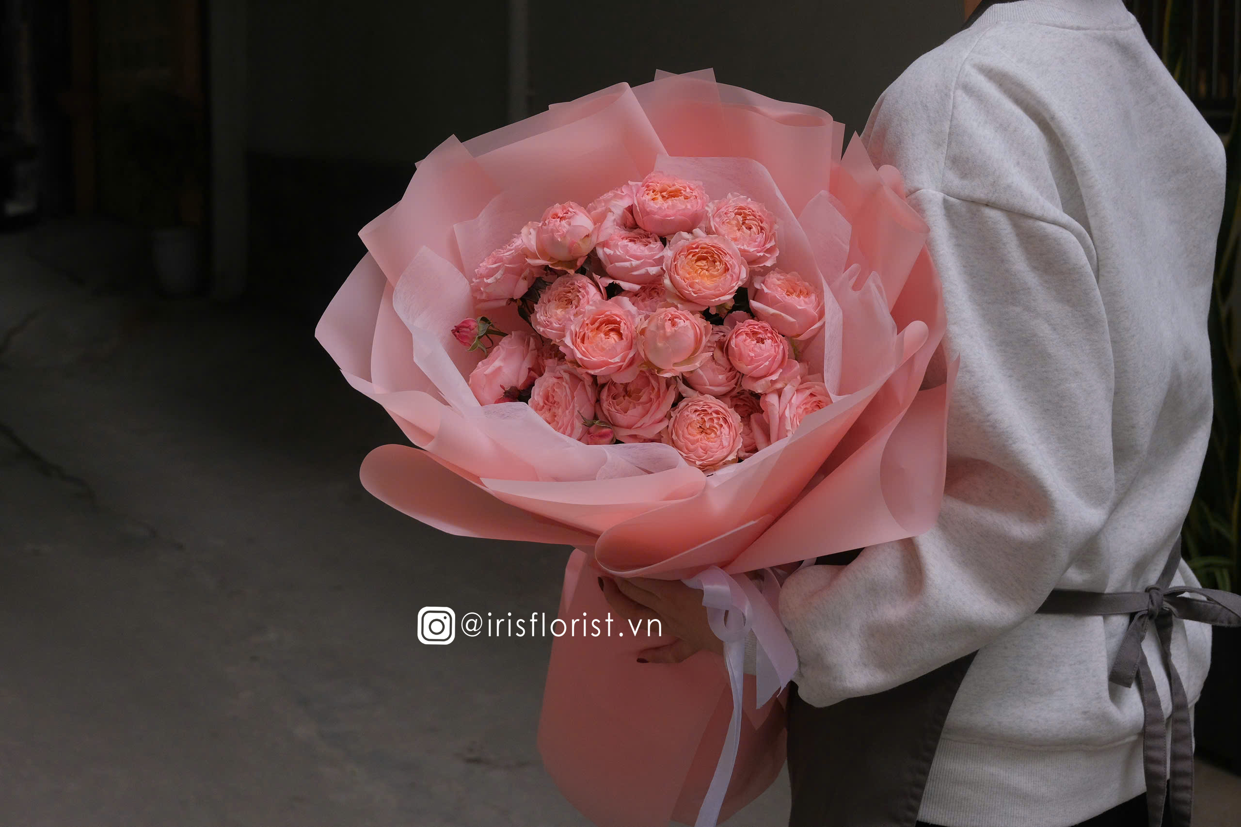 Latte Spray Roses - Bouquet Size M