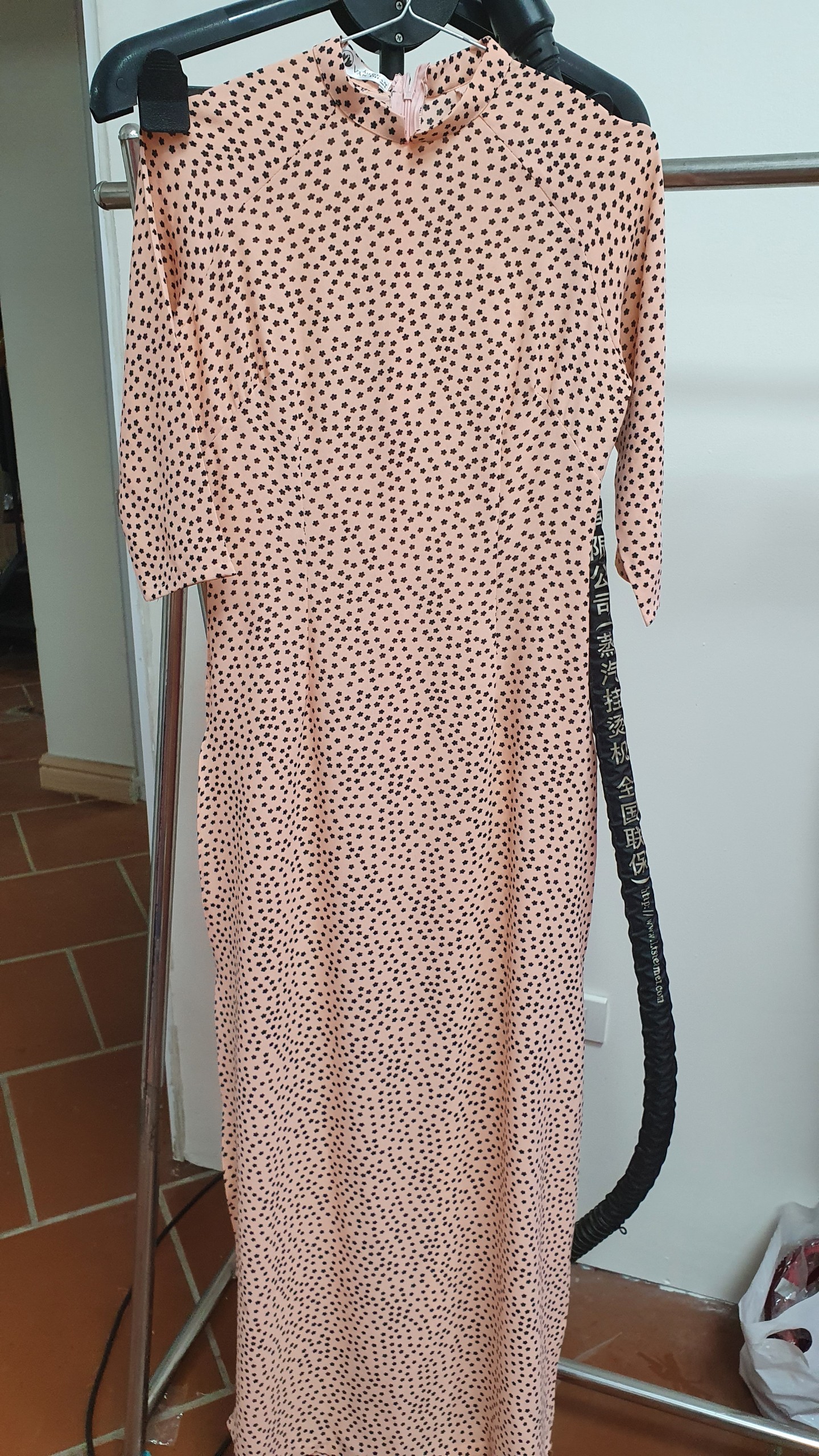 A2049 áo dài lụa hàn châu nền hồng cam hoa sao đen nhí