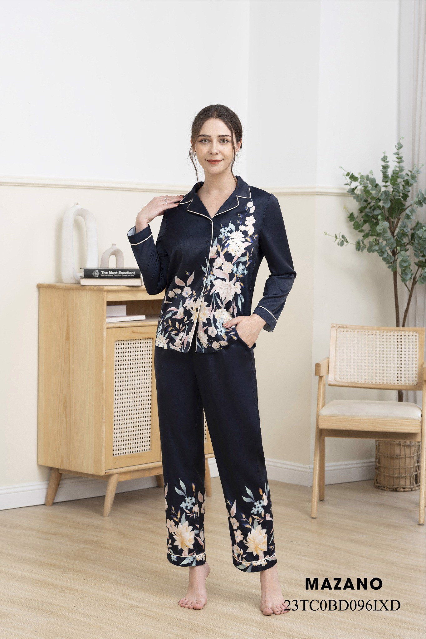 Bộ đồ mặc nhà in họa tiết hoa cỏ