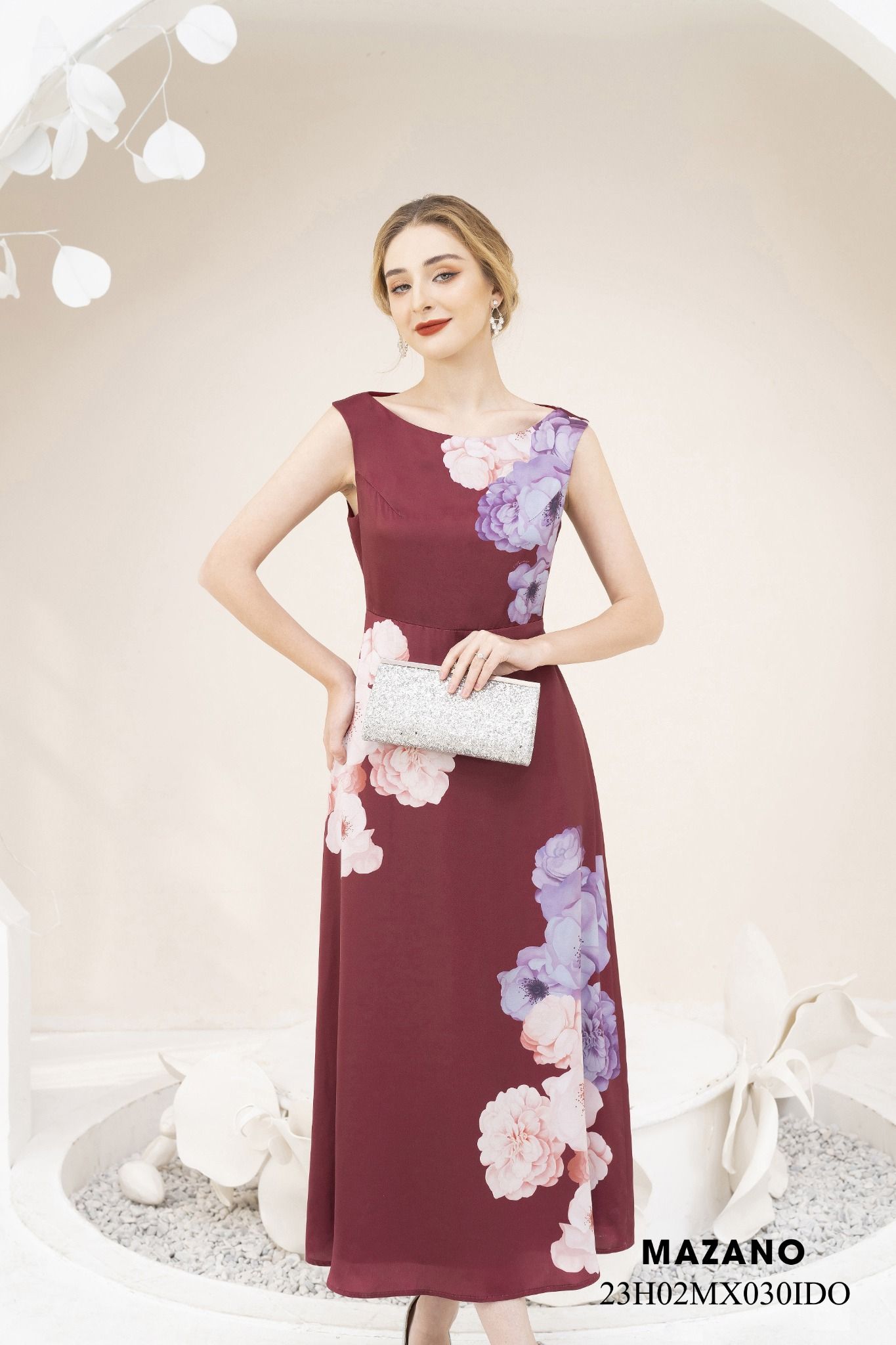 Đầm Maxi vải lụa màu Hoạ tiết hoa cách điệu Cổ thuyền Không tay Dài đến mắt cá chân 23H02MX030IDO