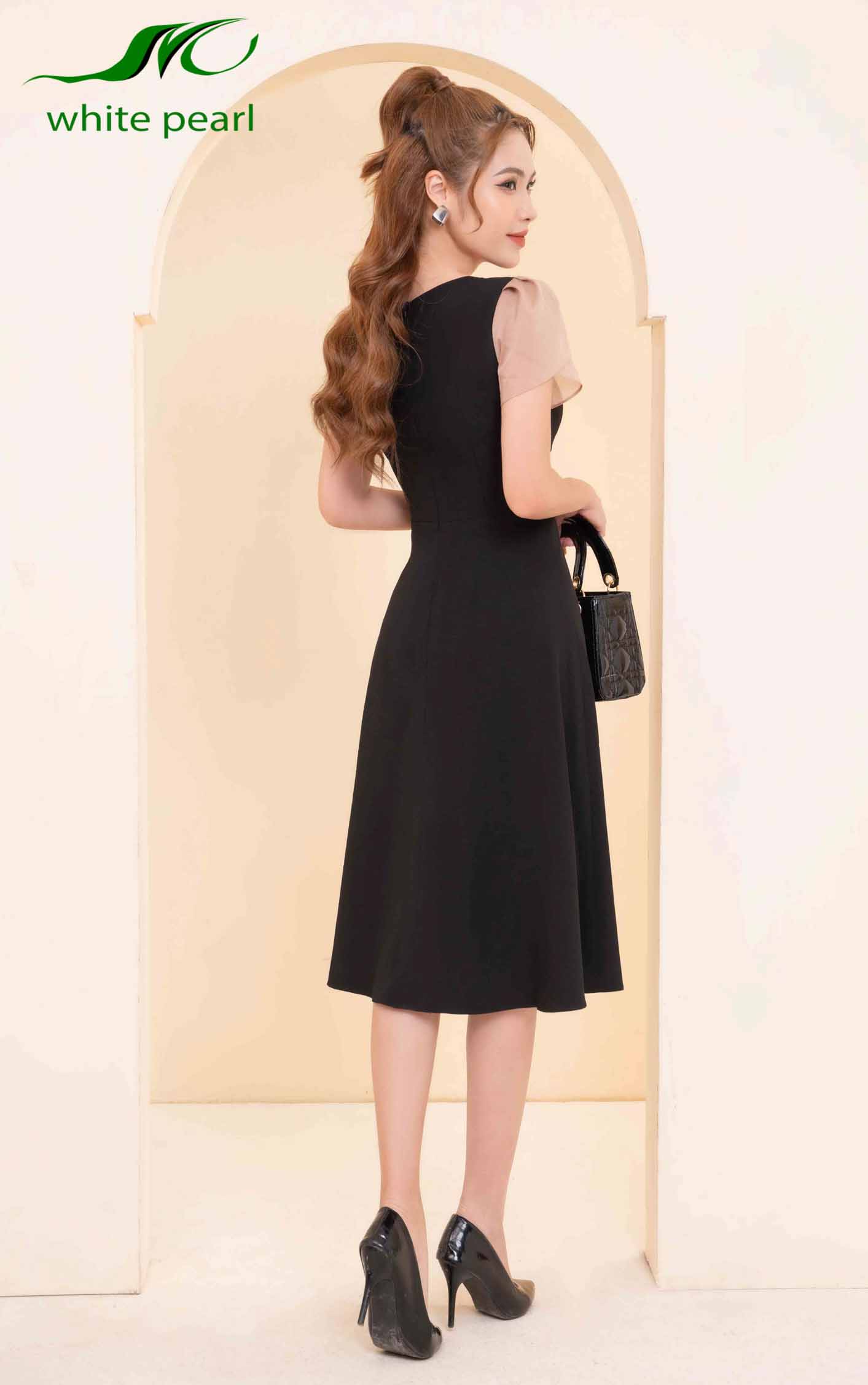 Váy công sở cổ xéo đính ngọc D23-026 Thời trang công sở White Pearl_thumbnail_2